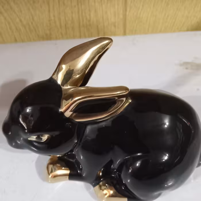 مجسمه خرگوش مشکی طلایی چینی خارجی جهت دکورمنزل شمادرپذیرایی