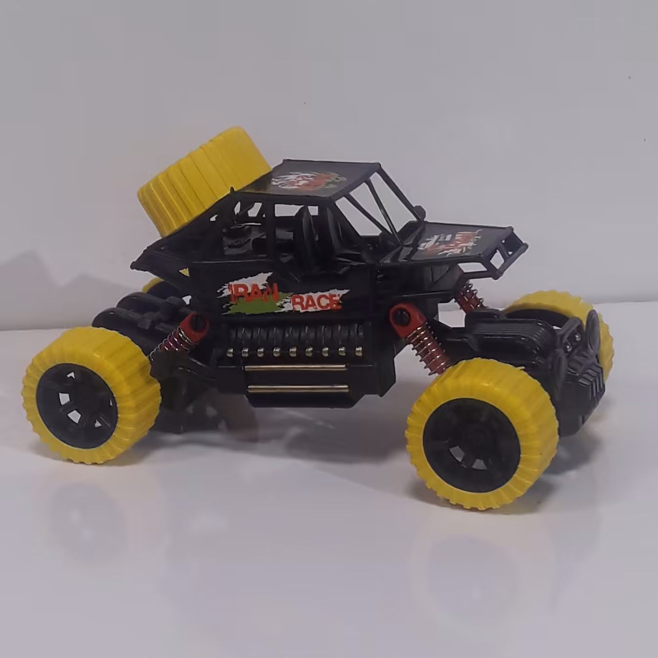 ماشین آفرود فنری خیلی سبک و فنر دار در چهار طرف ماشین