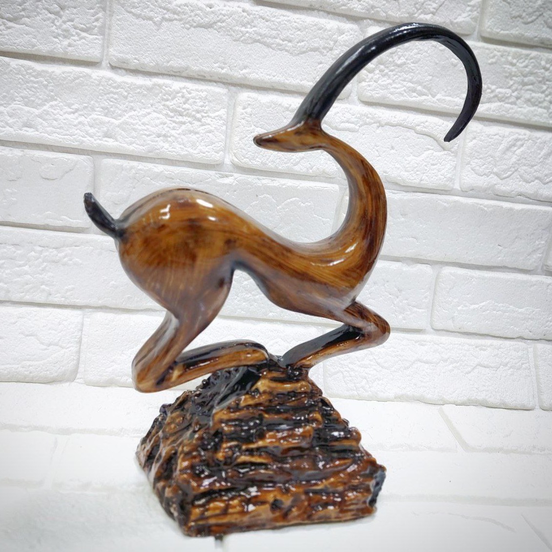مجسمه گوزن تک شاخ رنگ چوب