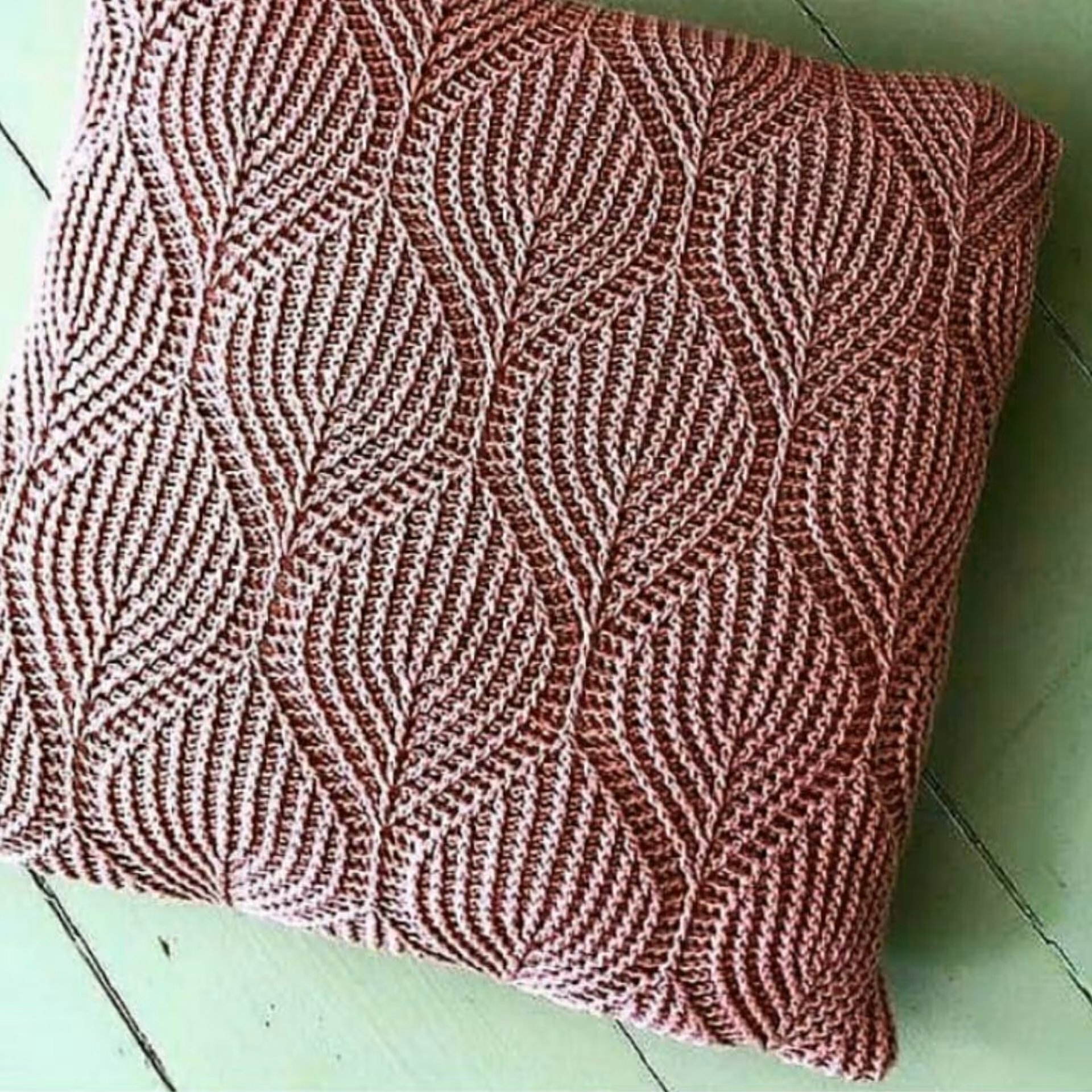 کوسن با طرح برگ سوزنی