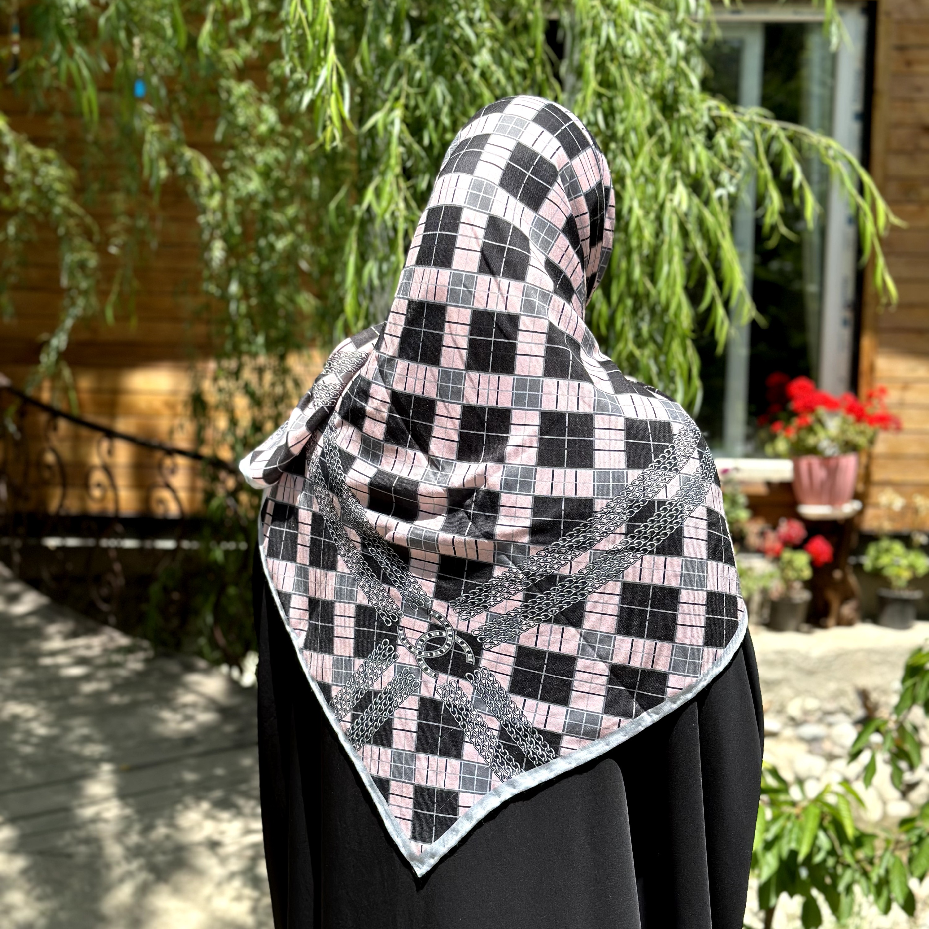 روسری پاییزه جنس درجه یک چهارخونه رنگ صورتی دور دستدوز