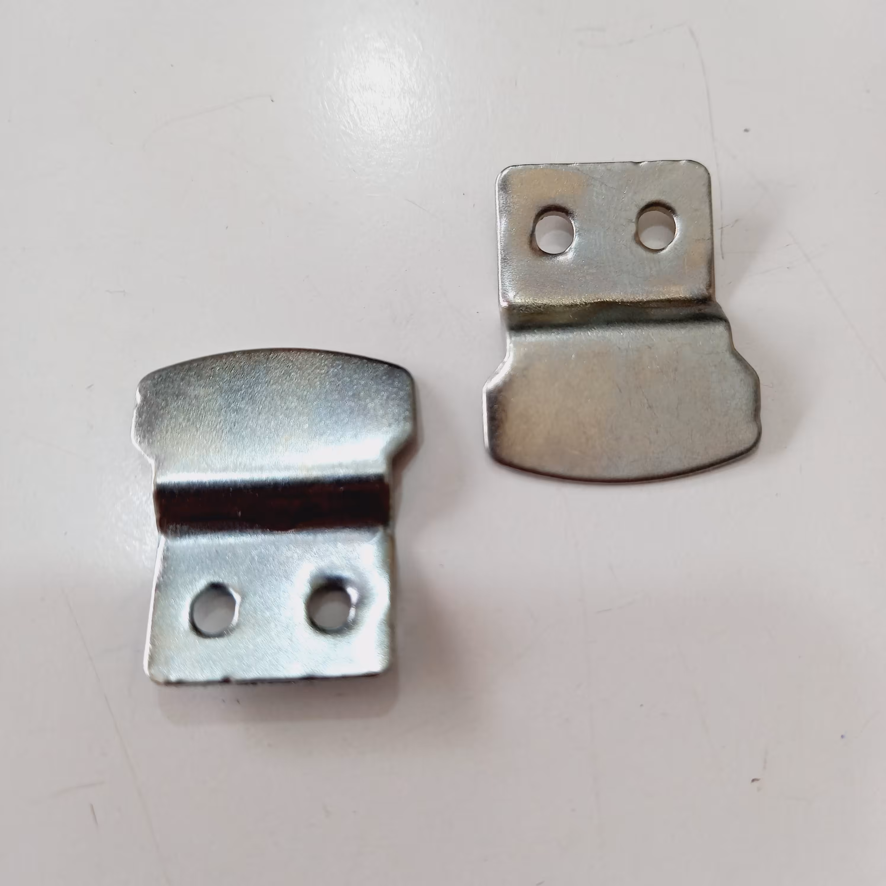 بست آینه - نگهدارنده آینه و شیشه دیواری