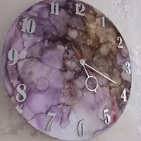 ساعت دیوار  جنس رزینی   طرح آبرنگی نوع متور آرام گرد  قطر 45 سانتی متر 