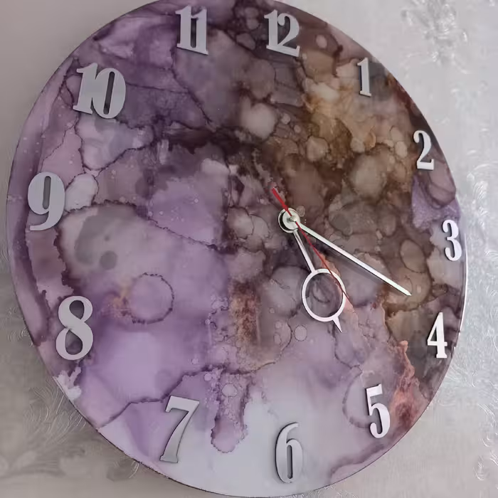 ساعت دیوار  جنس رزینی   طرح آبرنگی نوع متور آرام گرد  قطر 45 سانتی متر 