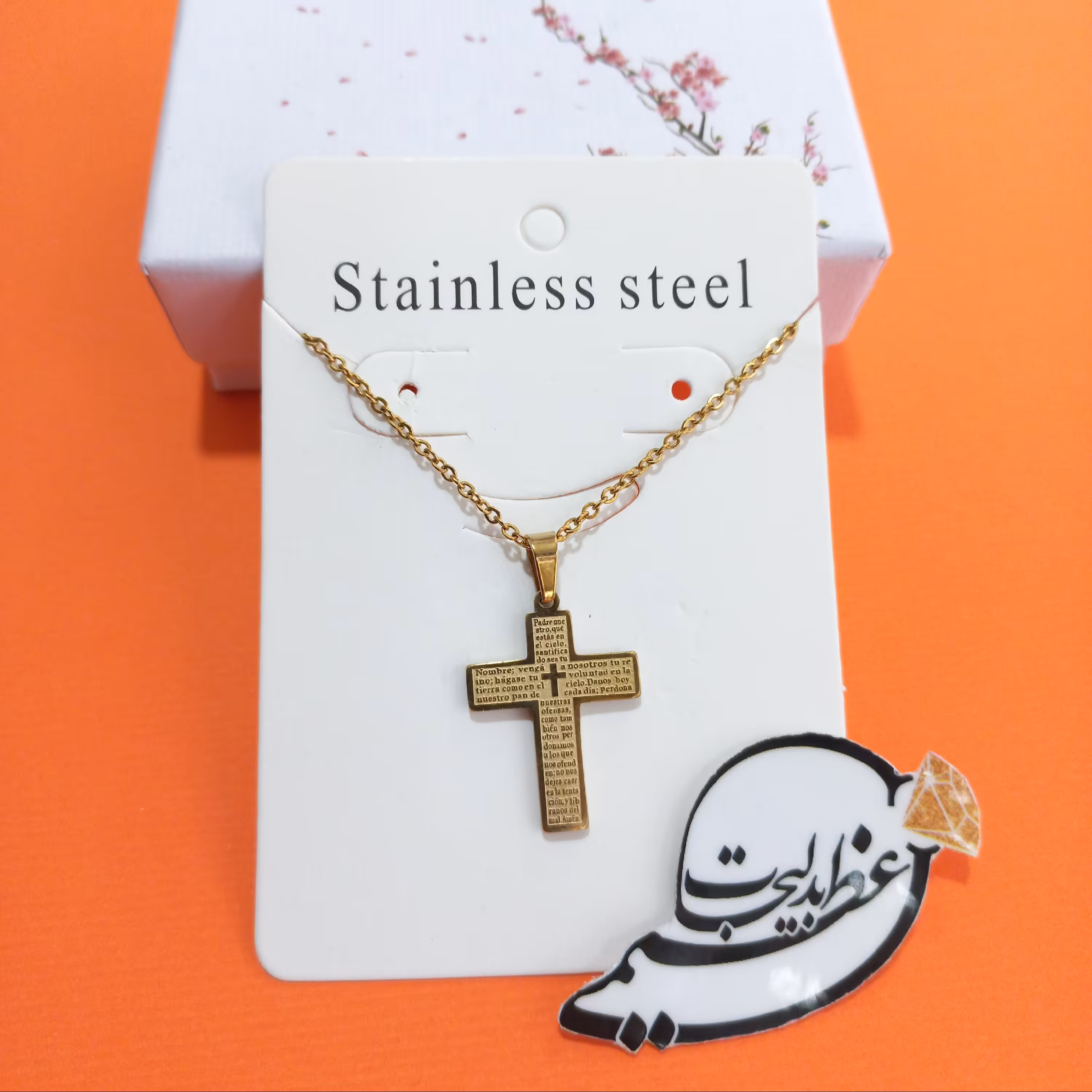 گردنبند استیل رنگ ثابت بسیار زیبا طرح صلیب بسیار  زیبا و جذاب و شیک