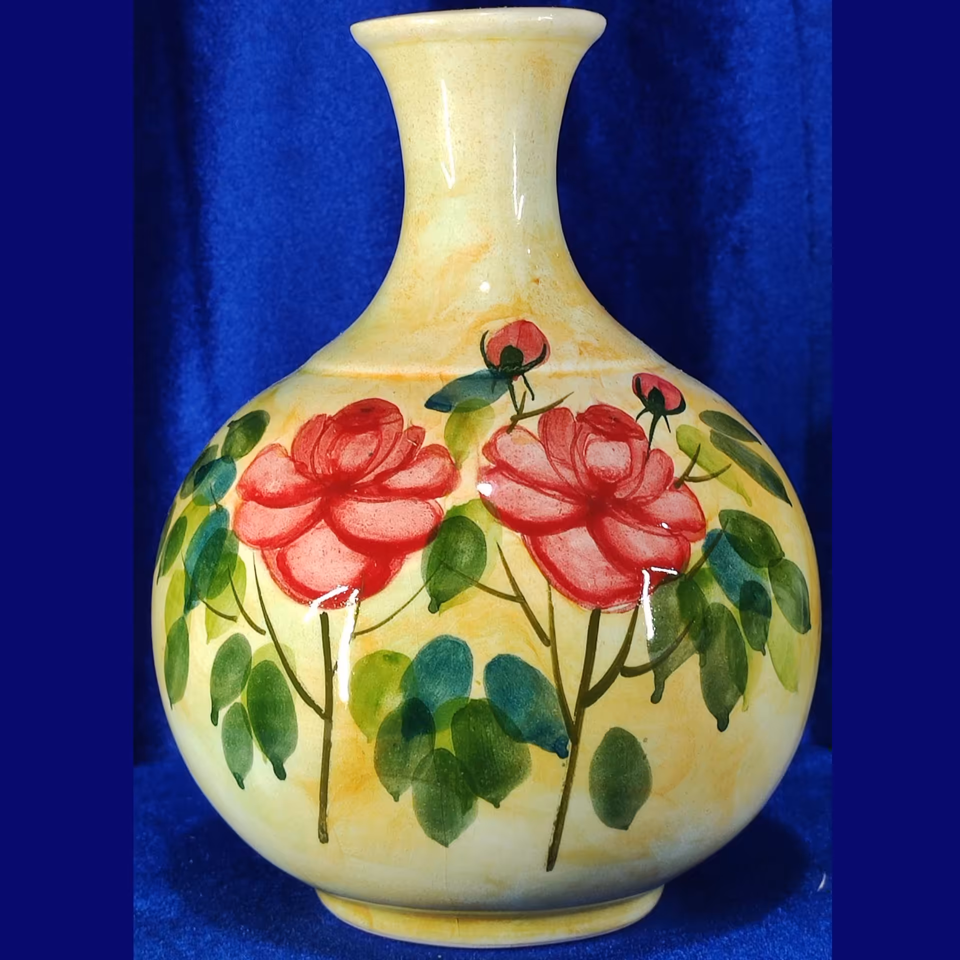 گلدان گل سرخ 