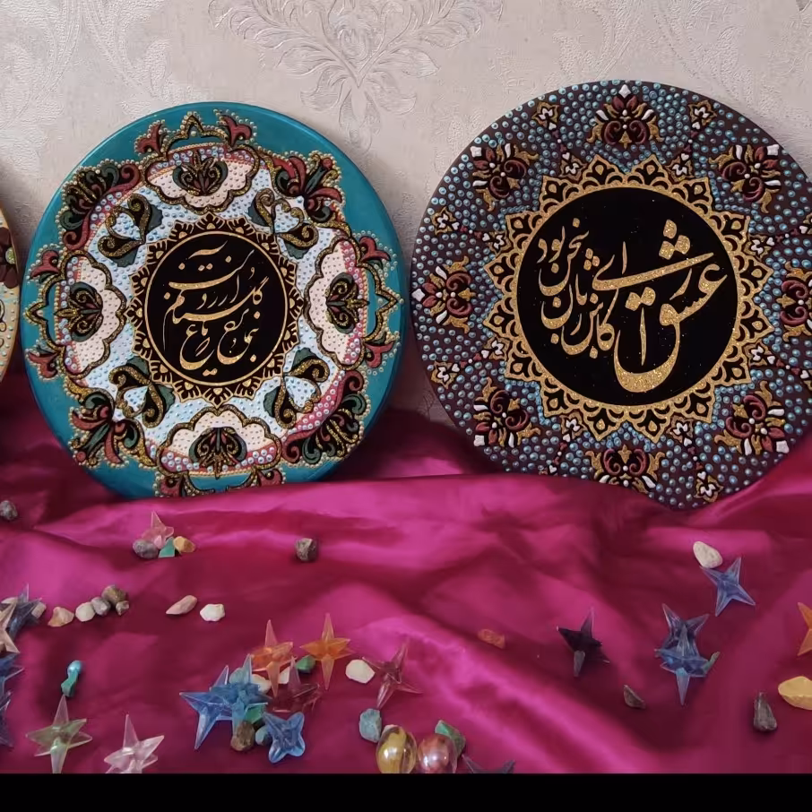 دیوارکوب سفالی مزین با قطعات زیبای پرشنگ و نقطه کوبی مرغوب همدان