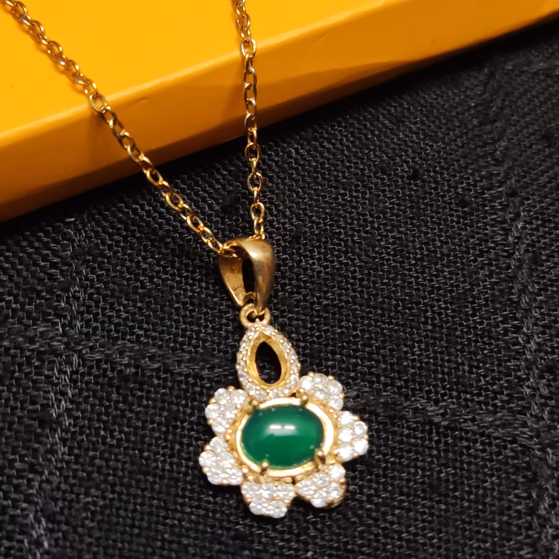 گردنبند طلاروسی رنگ ثابت نگین عقیق سبز کد 02 با زنجیر استیل رنگ ثابت