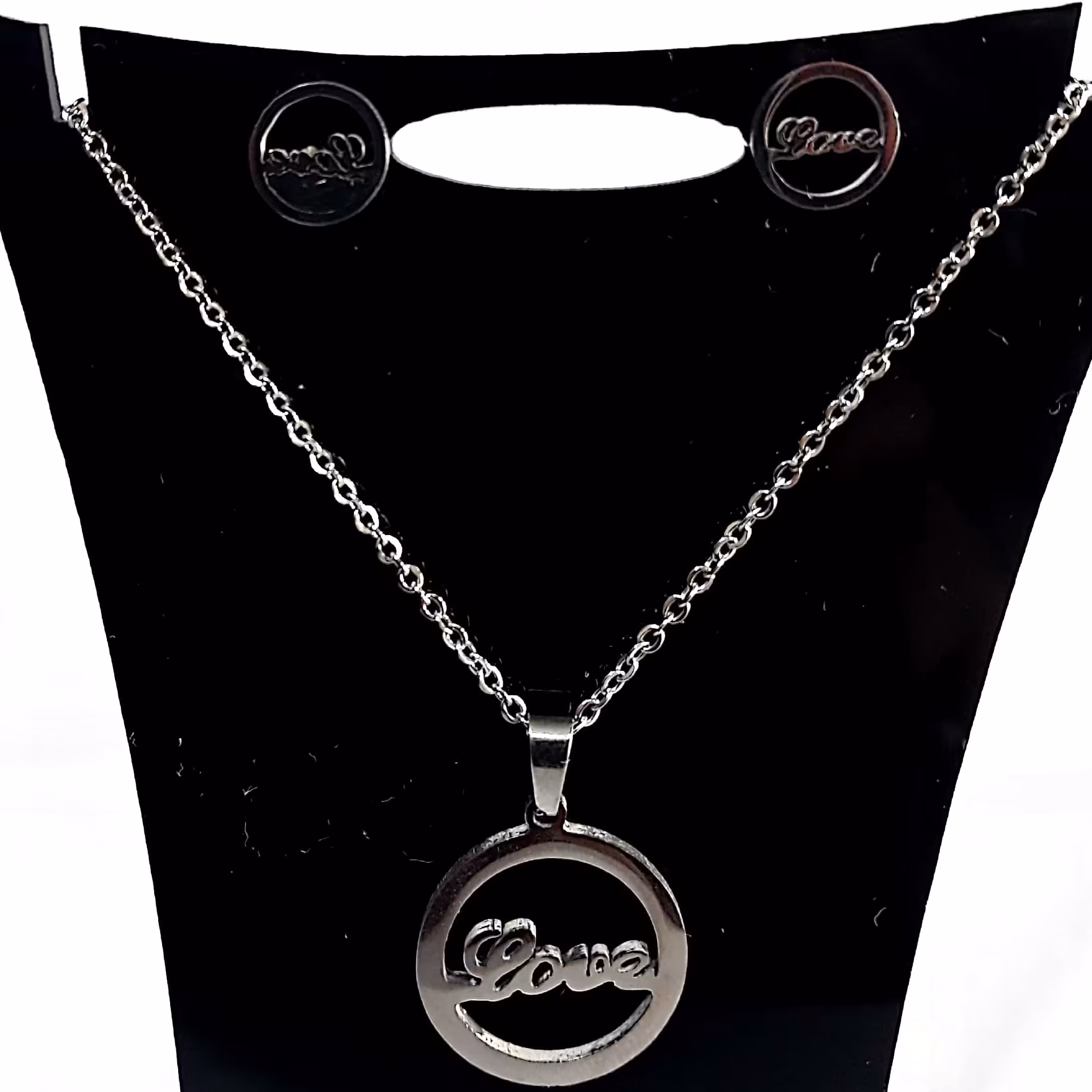 گوشواره وگردنبندست