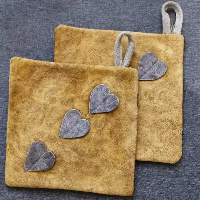 دستگیره آشپزخانه با طرح  قلب طوسی رنگ زمینه زرد در ابعاد 18 در18 