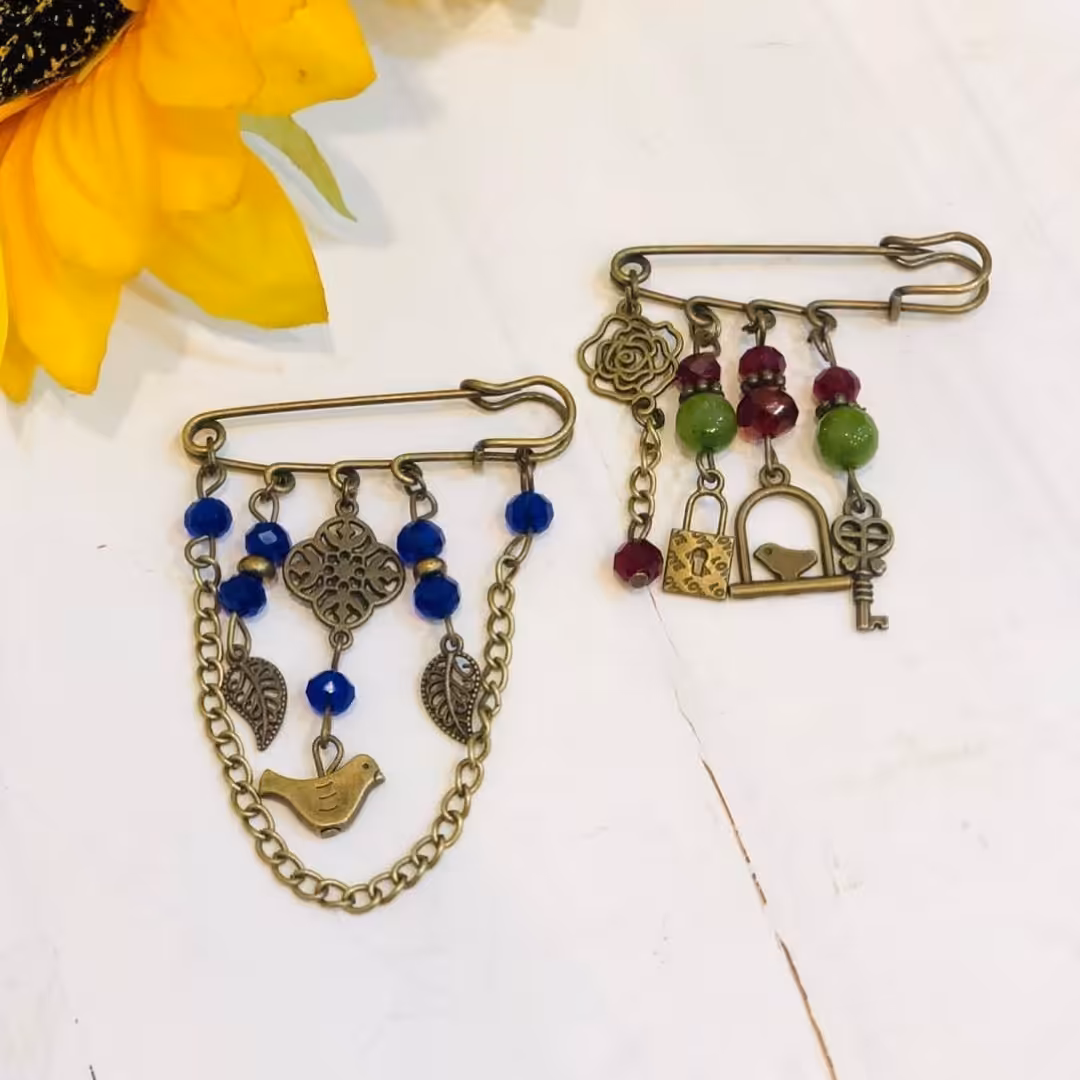 سنجاق سینه آویزدار سنتی دستساز در طرح و رنگ متفاوت 