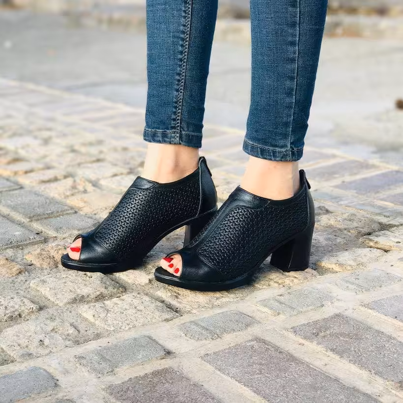 کفش چرم طبیعی تابستانی پاشنه دار مدل ویونا رنگ مشکی