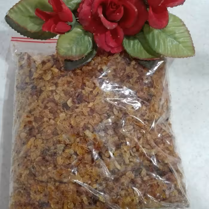 پیاز سرخ شده ریز . سرخ شده با روغن مایع مخصوص سرخ کردنی در بسته های نیم کیلویی 