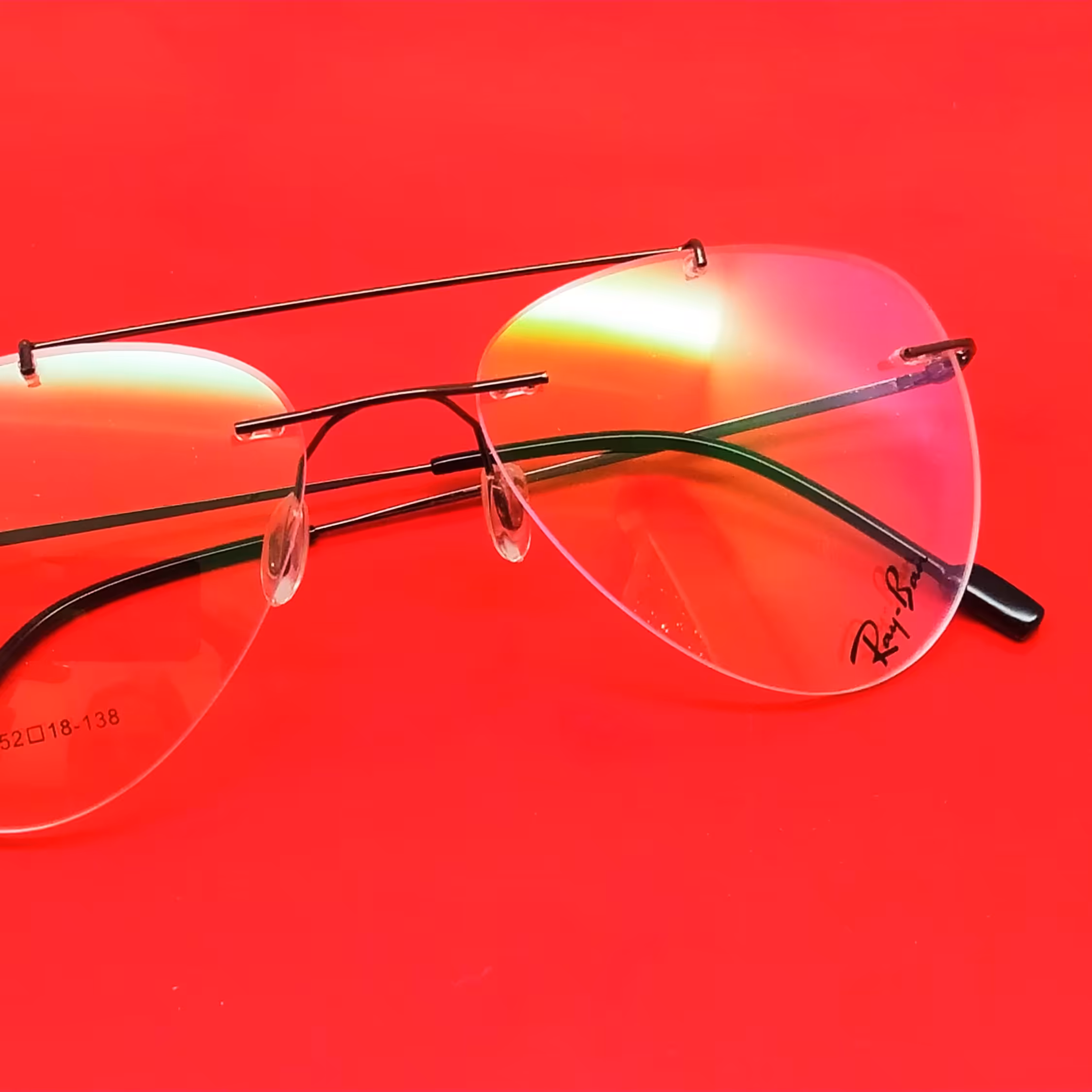 عینک طبی بی فریم  جنسیت فریم بدون قاب فلزی درجه کیفی عالی  صورت خور بسیار عالی قابلیت ساخت انواع عدسی طبی نمره دار دارد