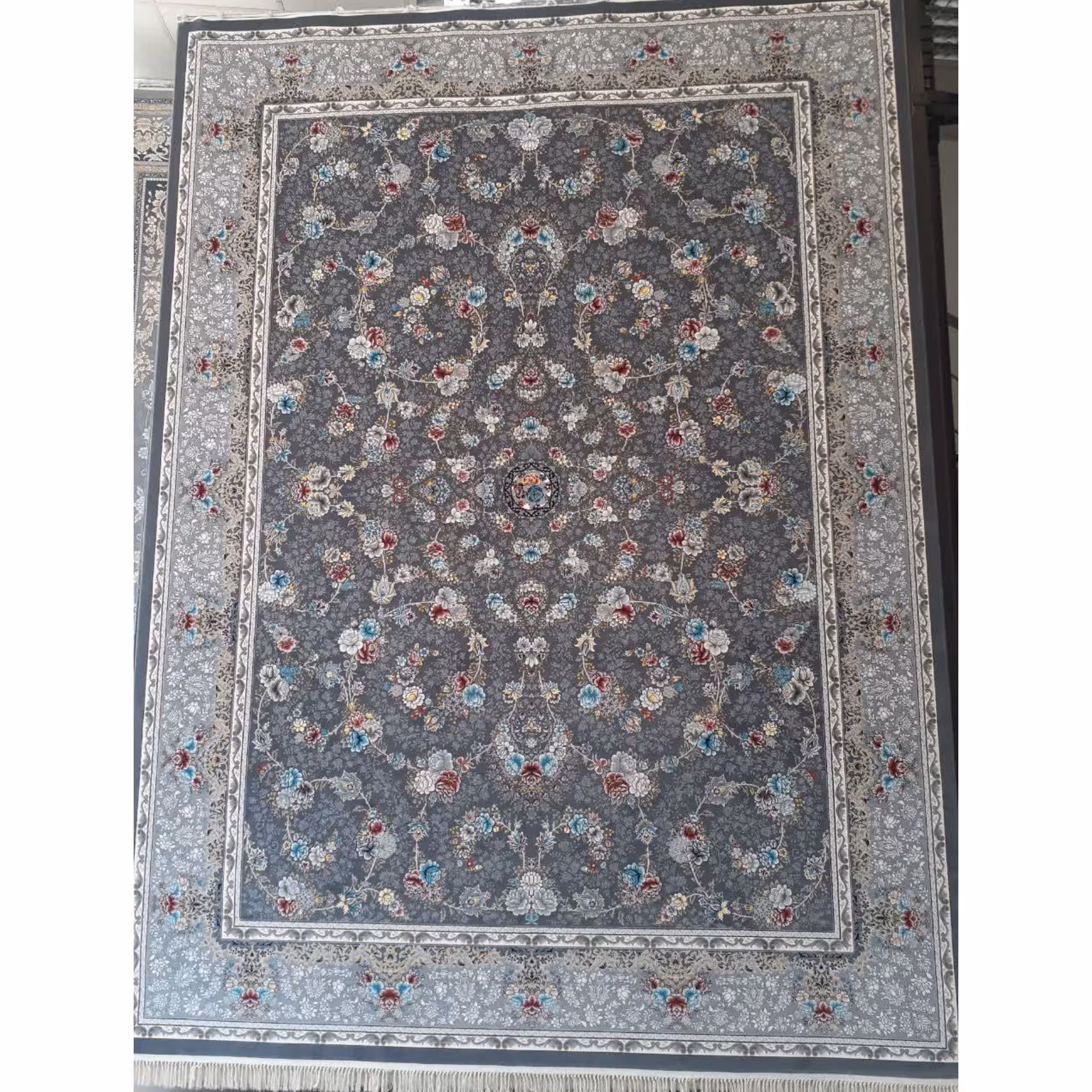 فرش ماشینی 700 شانه اصل تراکم 2550 طرح گل آرا زمینه دودی 12 متری جنس اکرولیک