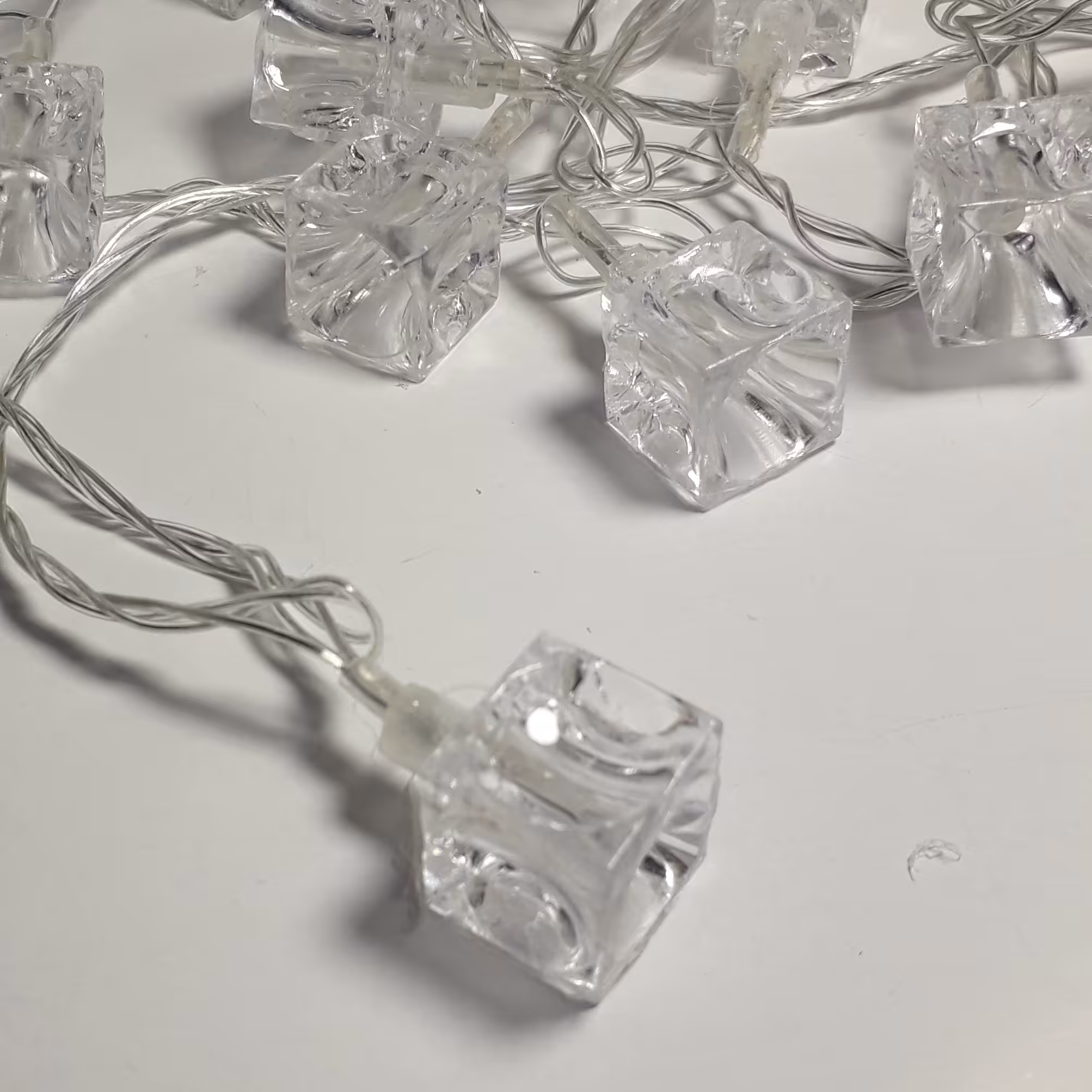 ریسه LED طرح تاس کریستالی
دارای 20 لامپ LED
متراژ 4m
رنگ آفتابی