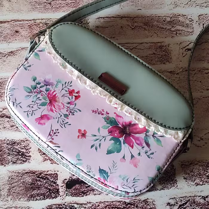 کیف دوشی بهاری. کاملا دستساز و دستدوز. دوخته شده با چرم صنعتی مرغوب. بسیار سبک و کاربردی