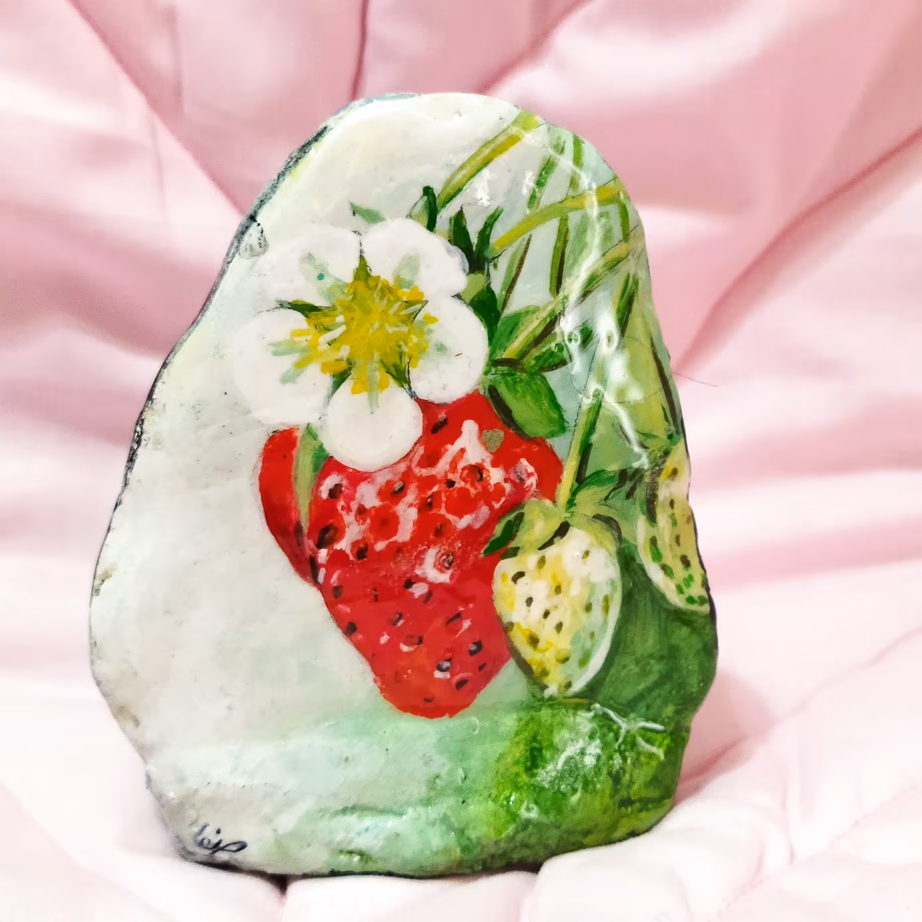 نقاشی روی سنگ طرح توت فرنگی 