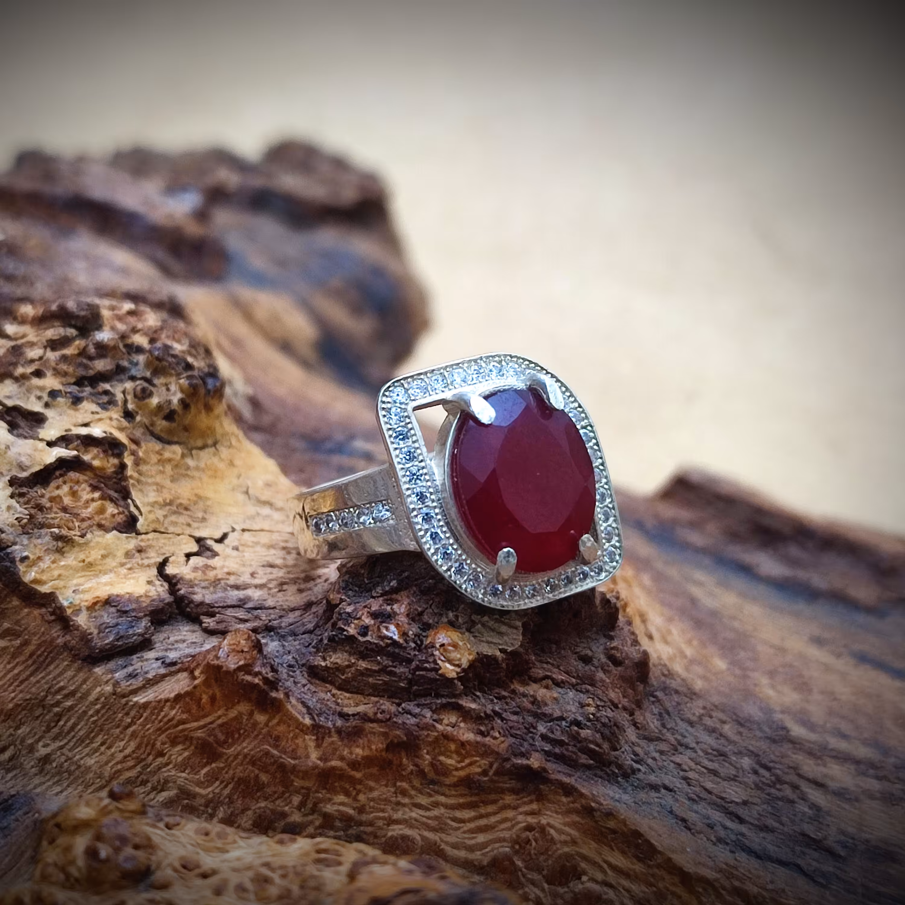 انگشتر نقره زنانه با نگین یاقوت سرخ اصیل و طبیعی