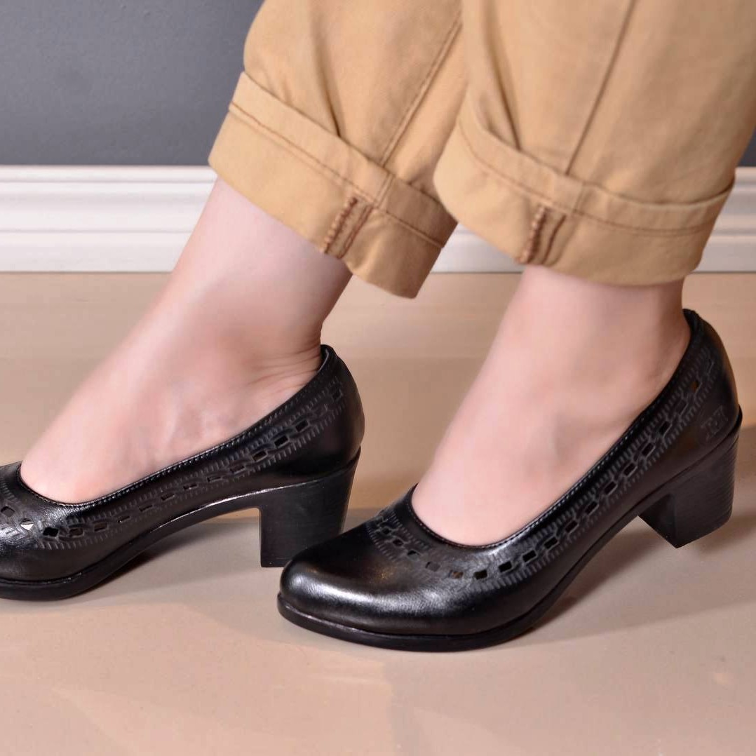 کفش کلاسیک 
مدل بانو
پاخوری شیک 
رویه چرم صنعتی کیفیت بالا   
پاشنه پیو  ترک 5 سانت

size37 ta 40
پرفروش 
کیفیت عالی