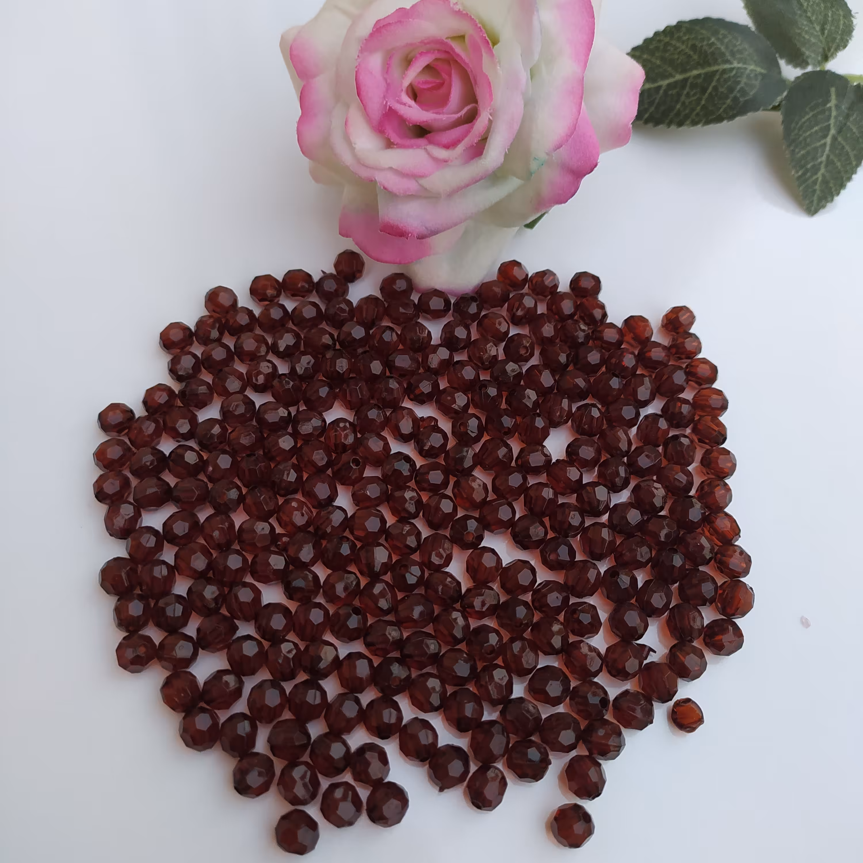 کریستال پلاستیکی گرد سایز 6 قهوه ای سوخته (پک 25 گرمی) 220 عددی 