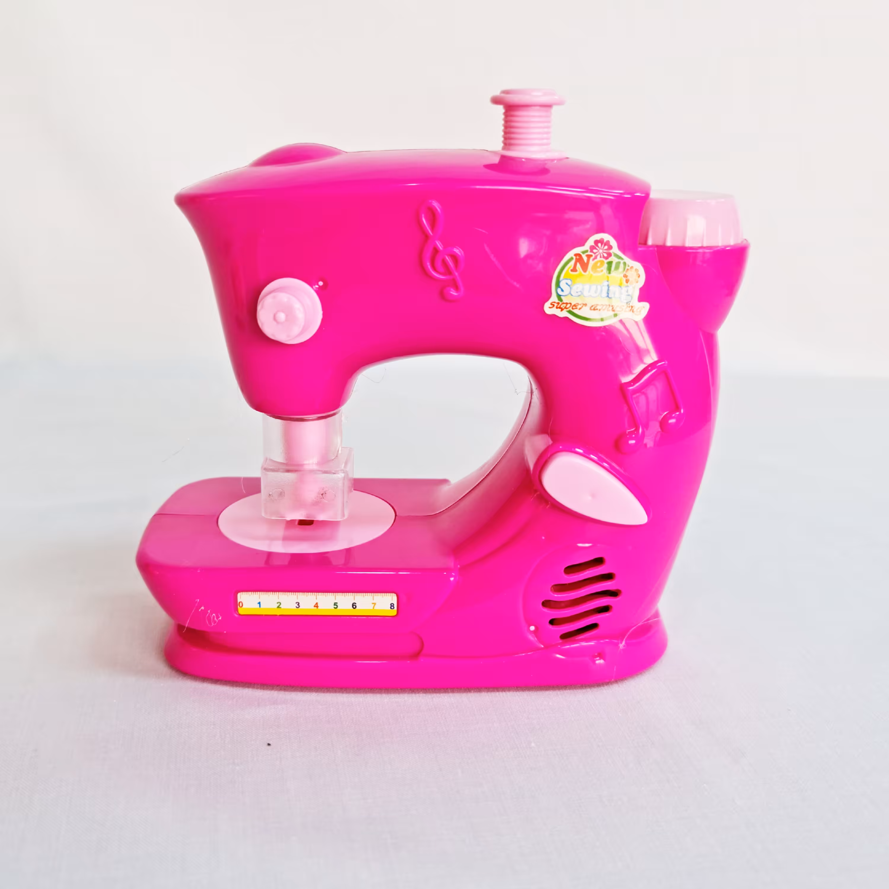 چرخ خیاطی اسباب بازی موزیکال و چراغدار(خارجی) این محصول باتری خور میباشد و قابلیت دوخت ندارد.