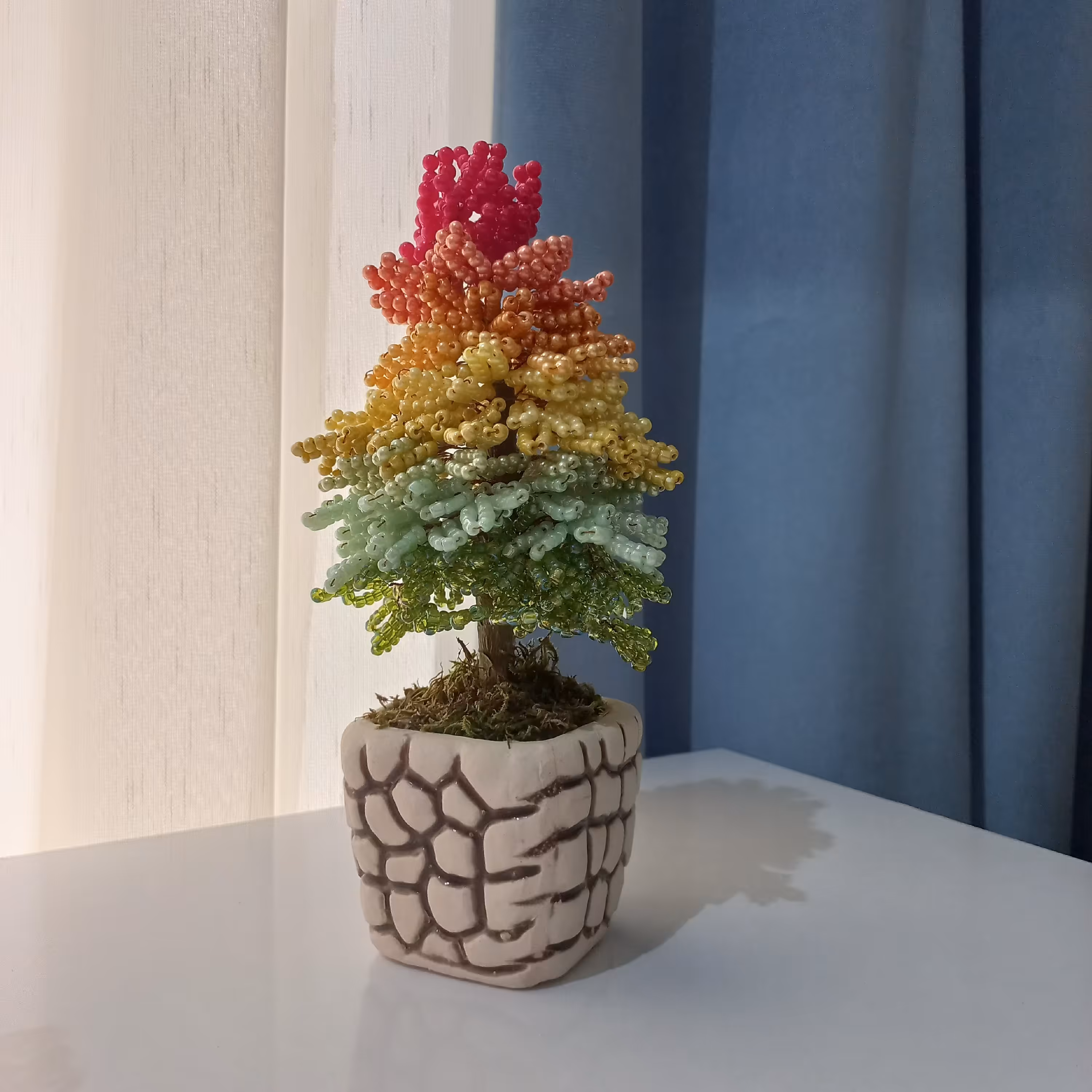 گلدان دکوراتیو به همراه گل تزئینی مرواریدی طرح کاج چهار فصل