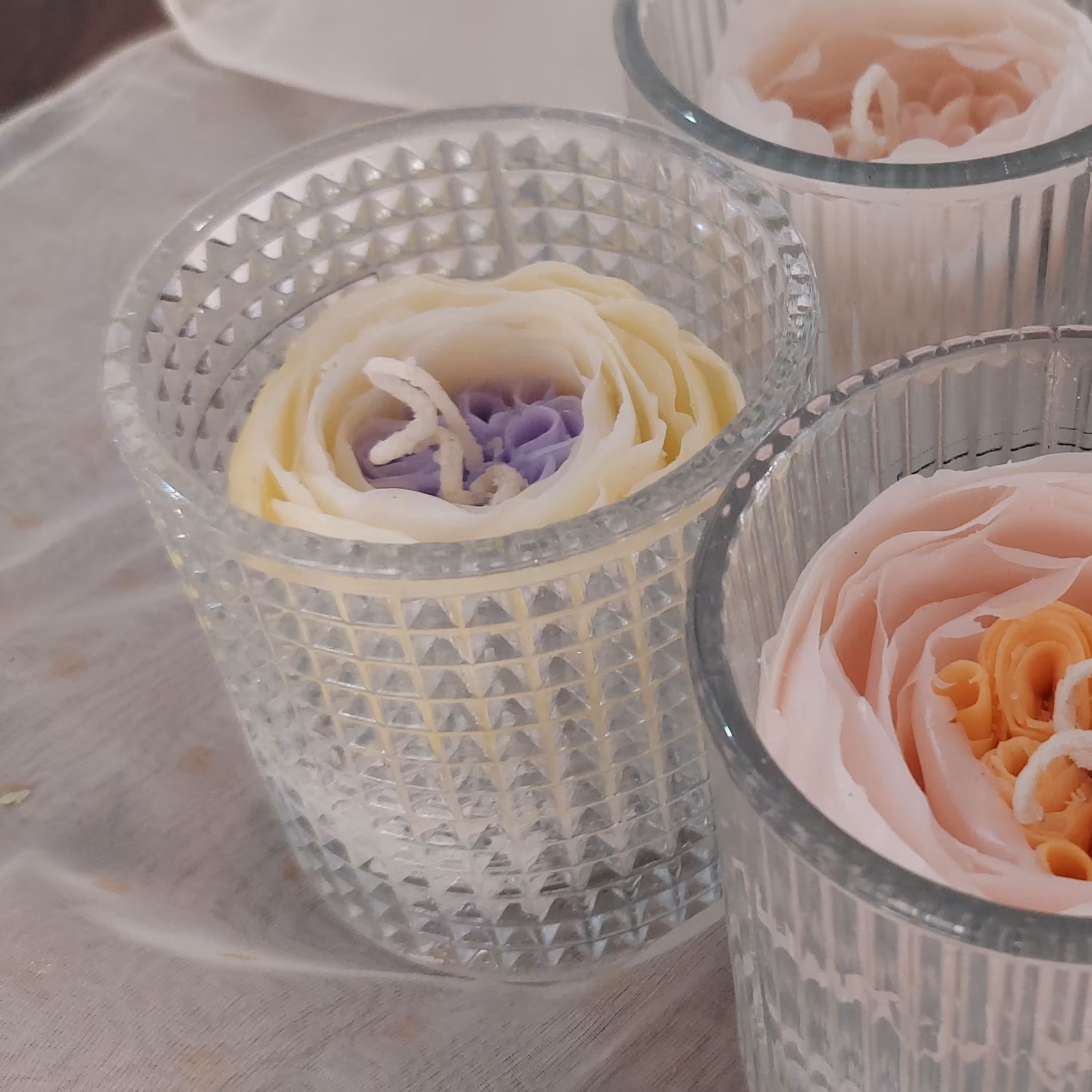 شمع گل دست ساز  رنگ لیمویی و مغزی بنفش روشن داخل شات شیشه ای مشجر  ابعاد 7نیم8