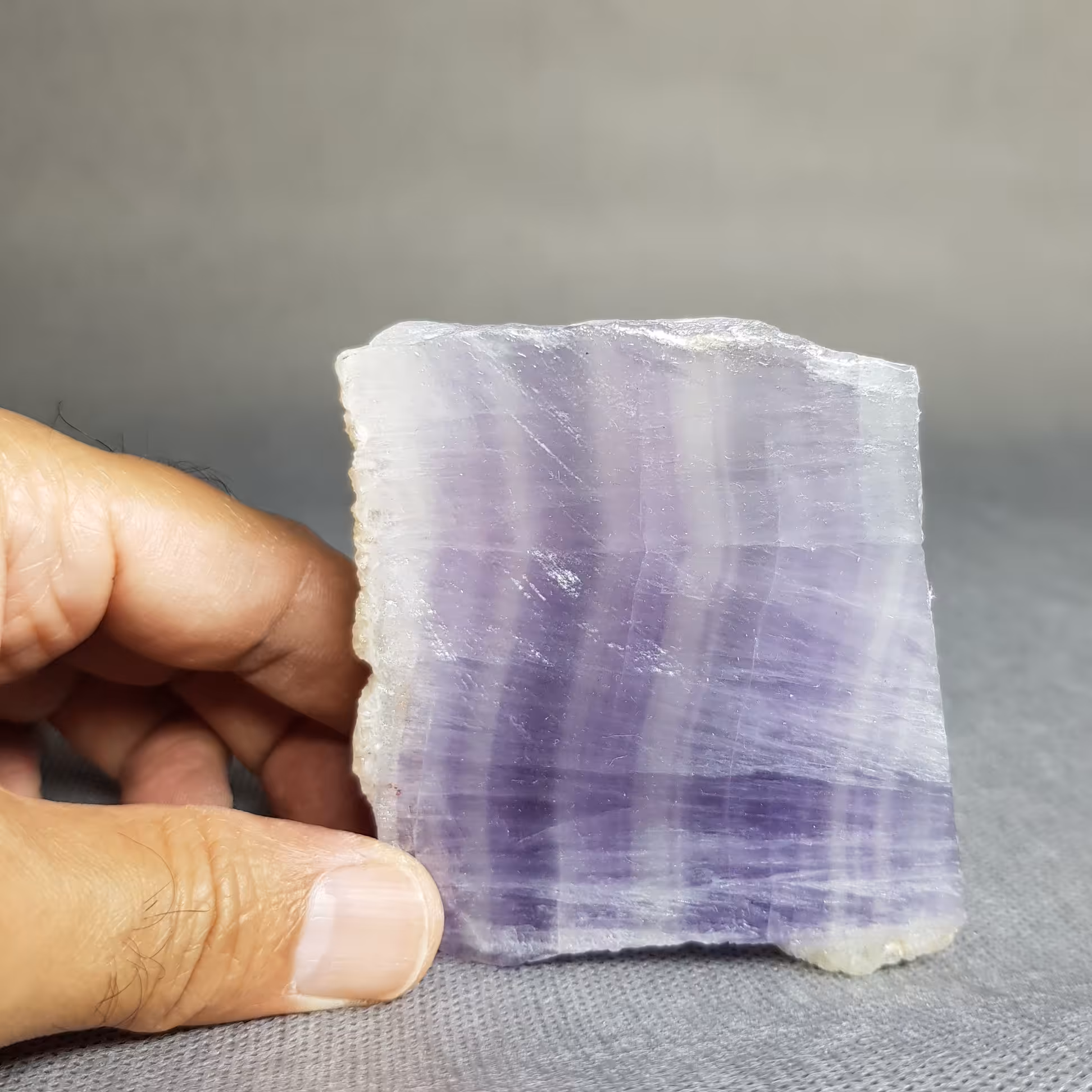 گوهر سنگ فلوریت بنفش نیمه شفاف پولیش شده کد 16