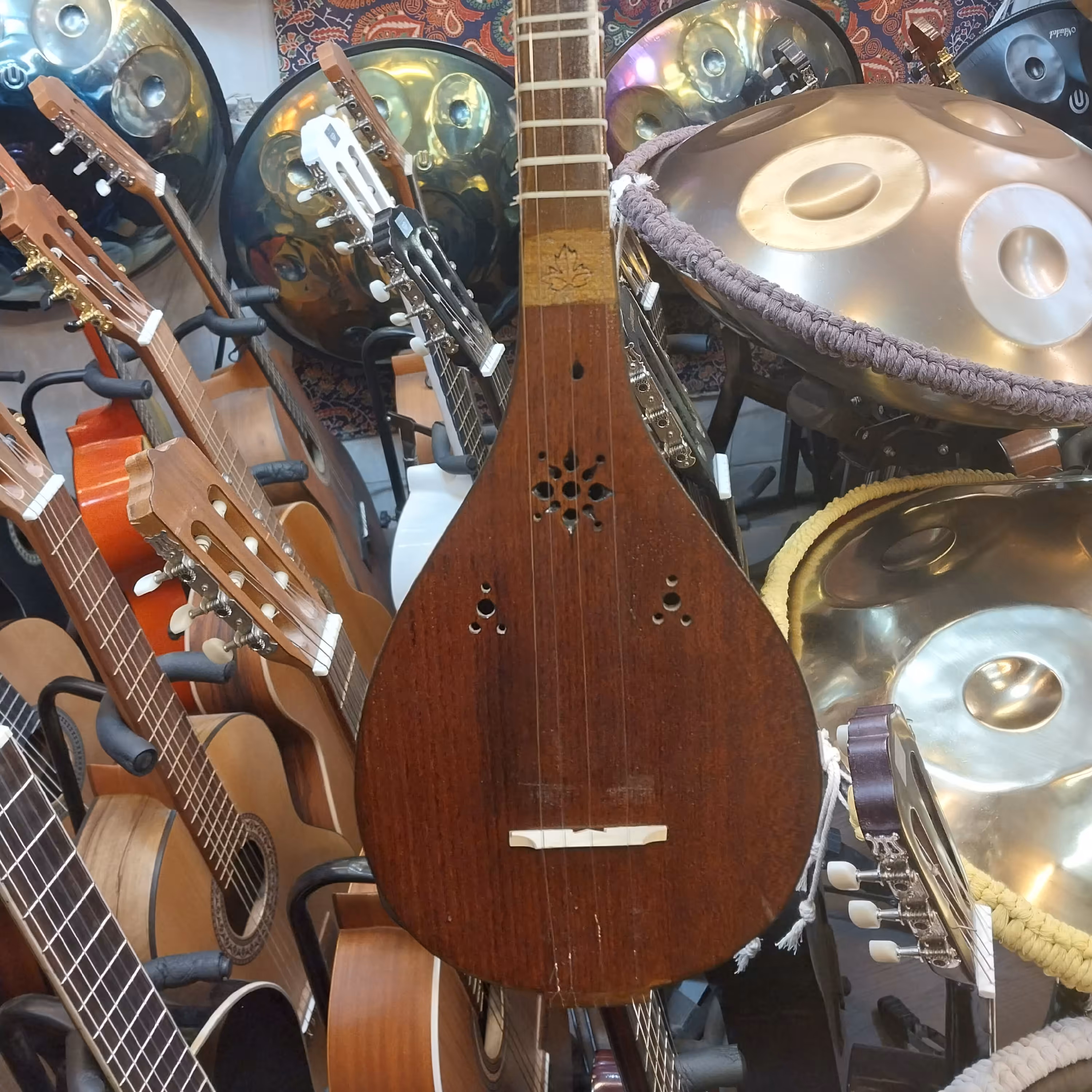 سه تار مفاخری سوخته کاری شده به همراه دفتر نت