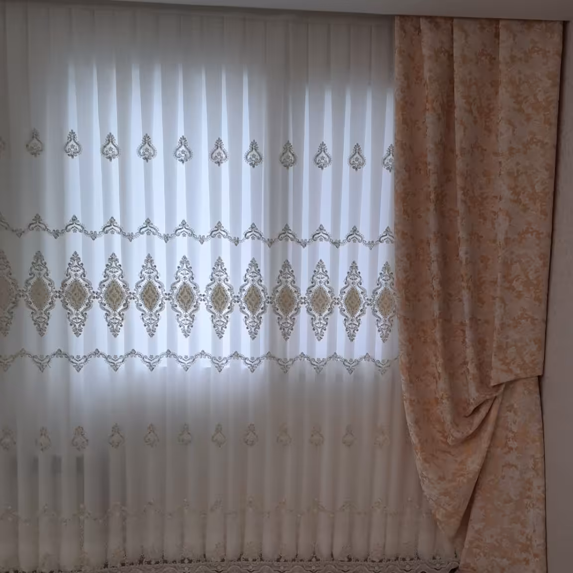 پرده تور فلت همراه با آستر پلیسه پشت و نوار سرب مناسب برای عرض 6.2متر