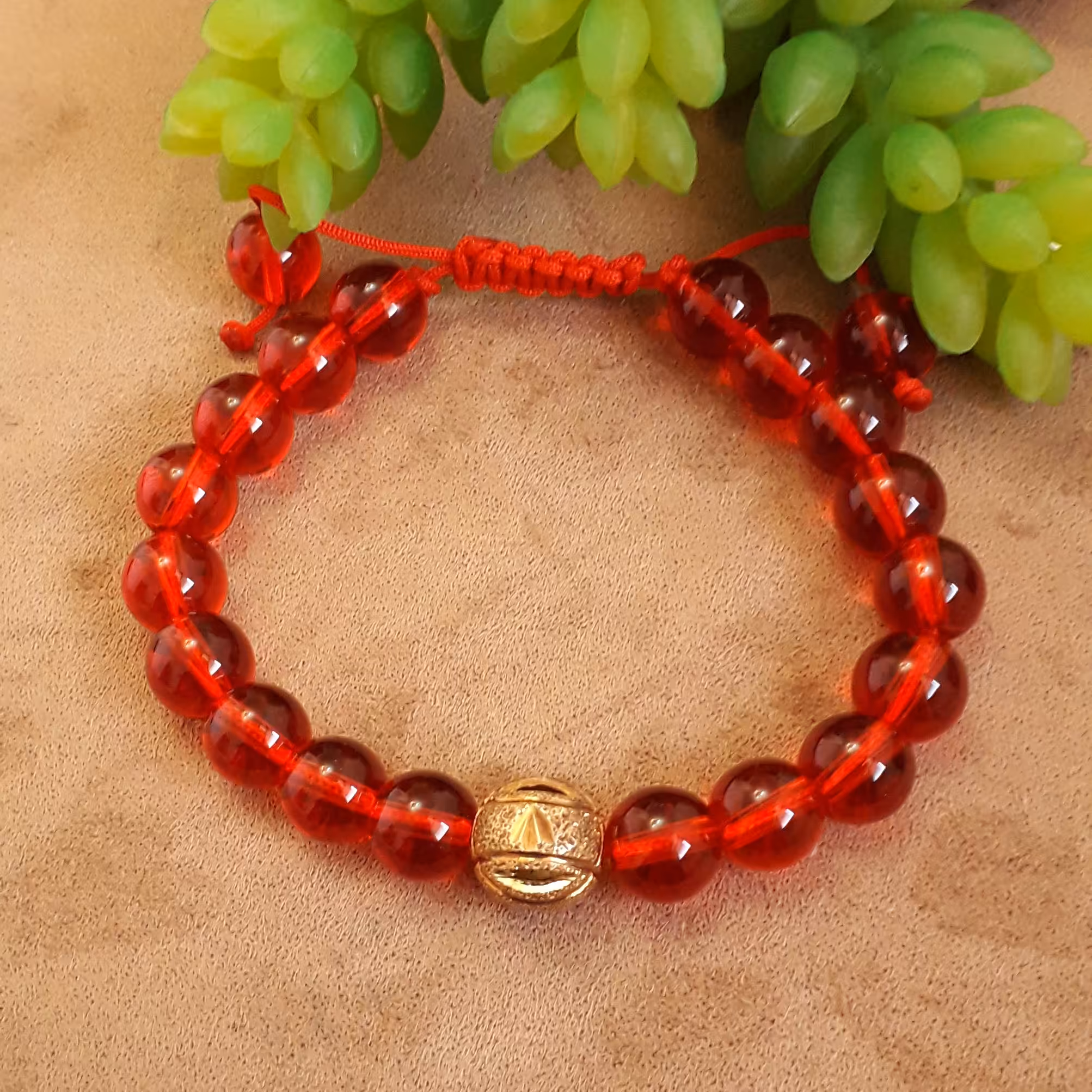 دستبند کریستال قرمز و گوی نقره تراش آبکاری طلا زرد