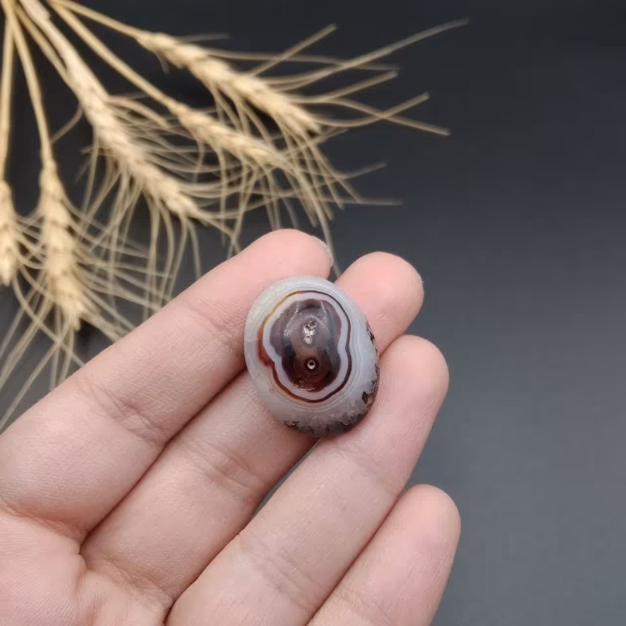 نگین فوق العاده زیبا و بسیار خاص عقیق سه پوست خاص اصل معدنی 8084