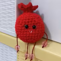 انار کوچک بافتنی بصورت آویزی یا مگنت یا جاکلیدی قابل هست به انتخاب شما 