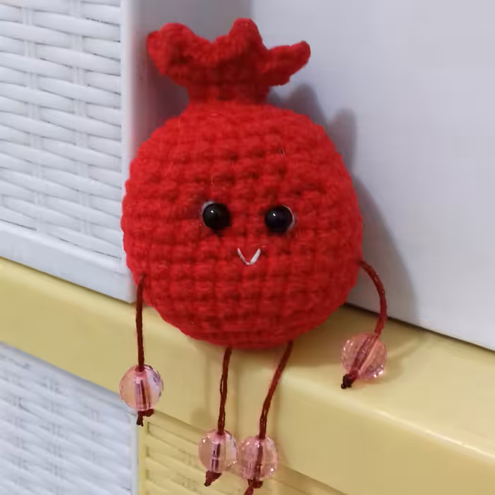 انار کوچک بافتنی بصورت آویزی یا مگنت یا جاکلیدی قابل هست به انتخاب شما 