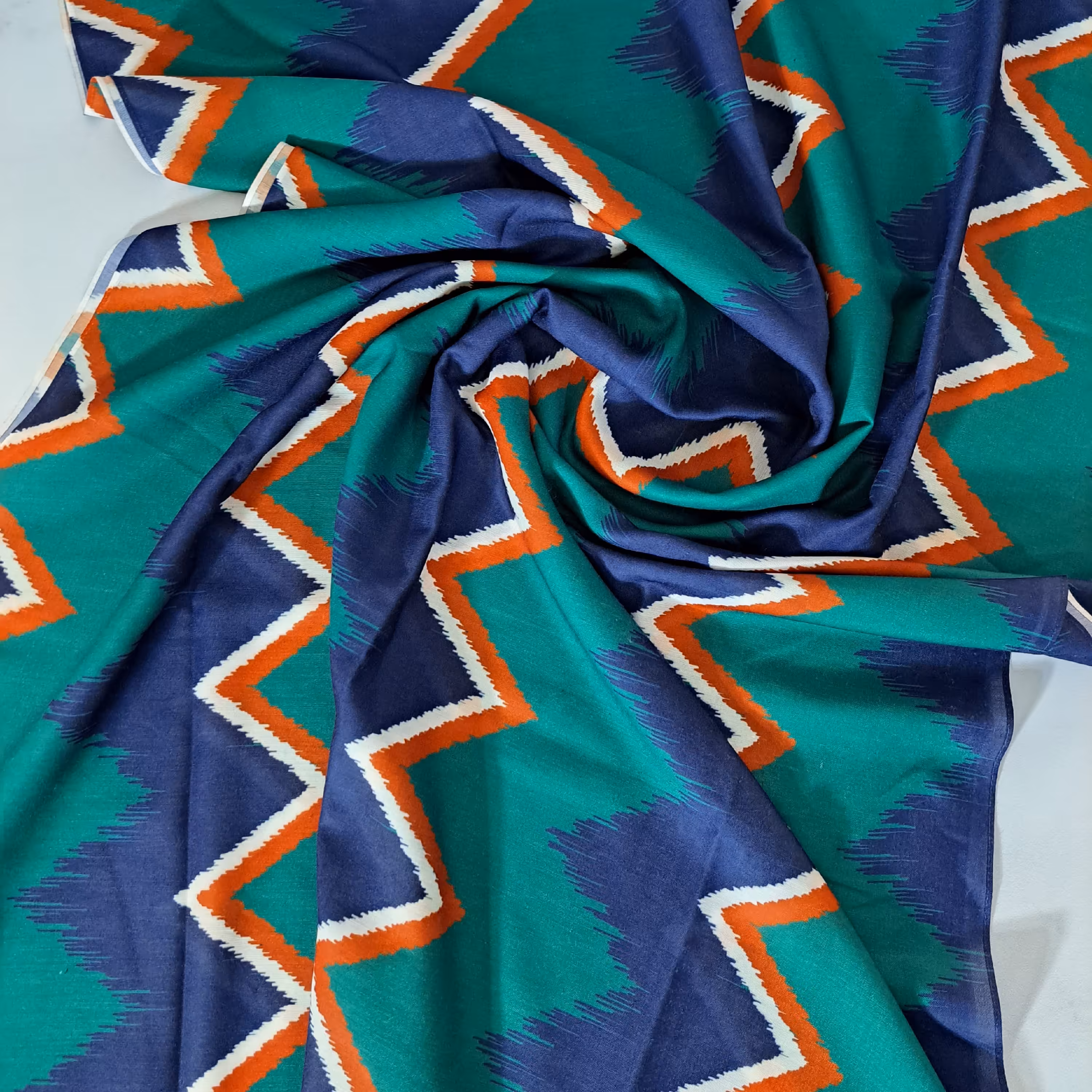 شال نخی طرح زیگزاگ