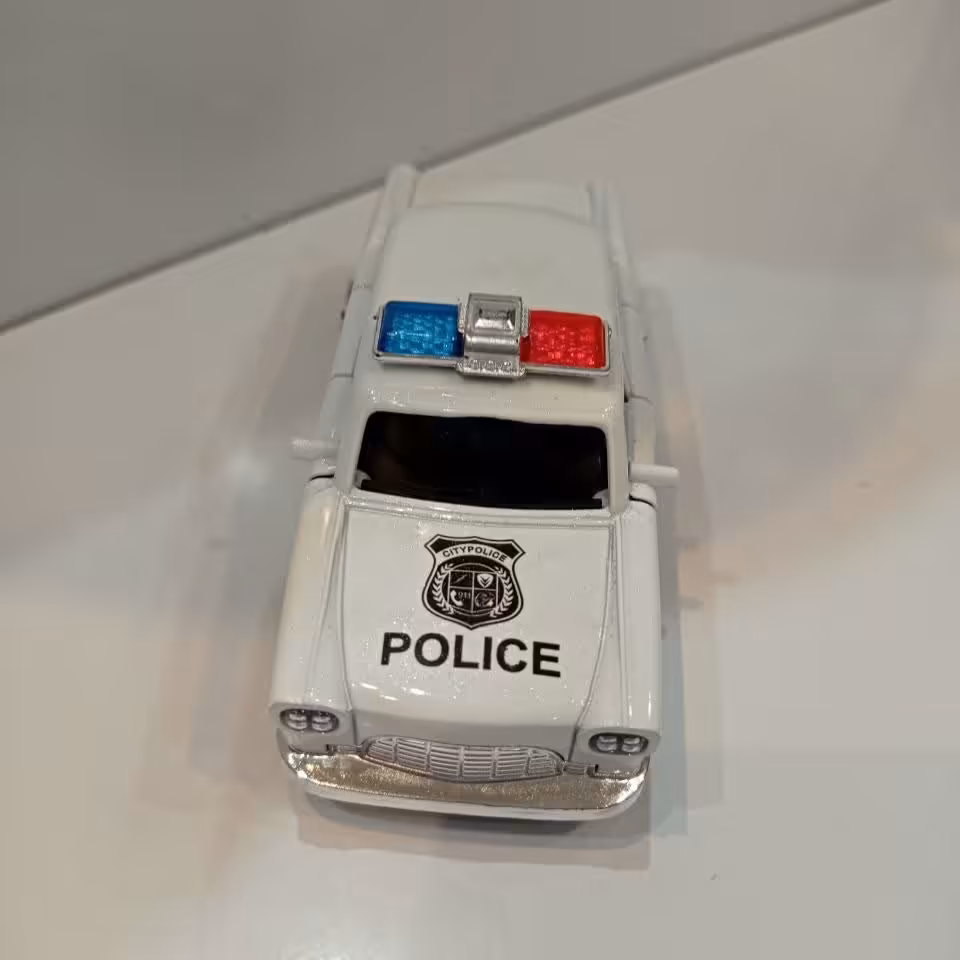 ماشین پلیس فلزی 