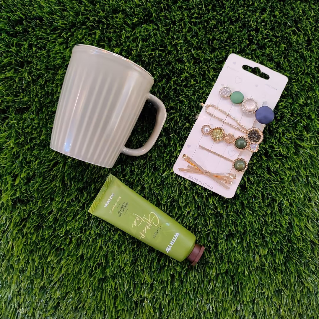 ست هدیه روز زن و مادر شامل ماگ و پک گیره مو و کرم مرطوب کننده 