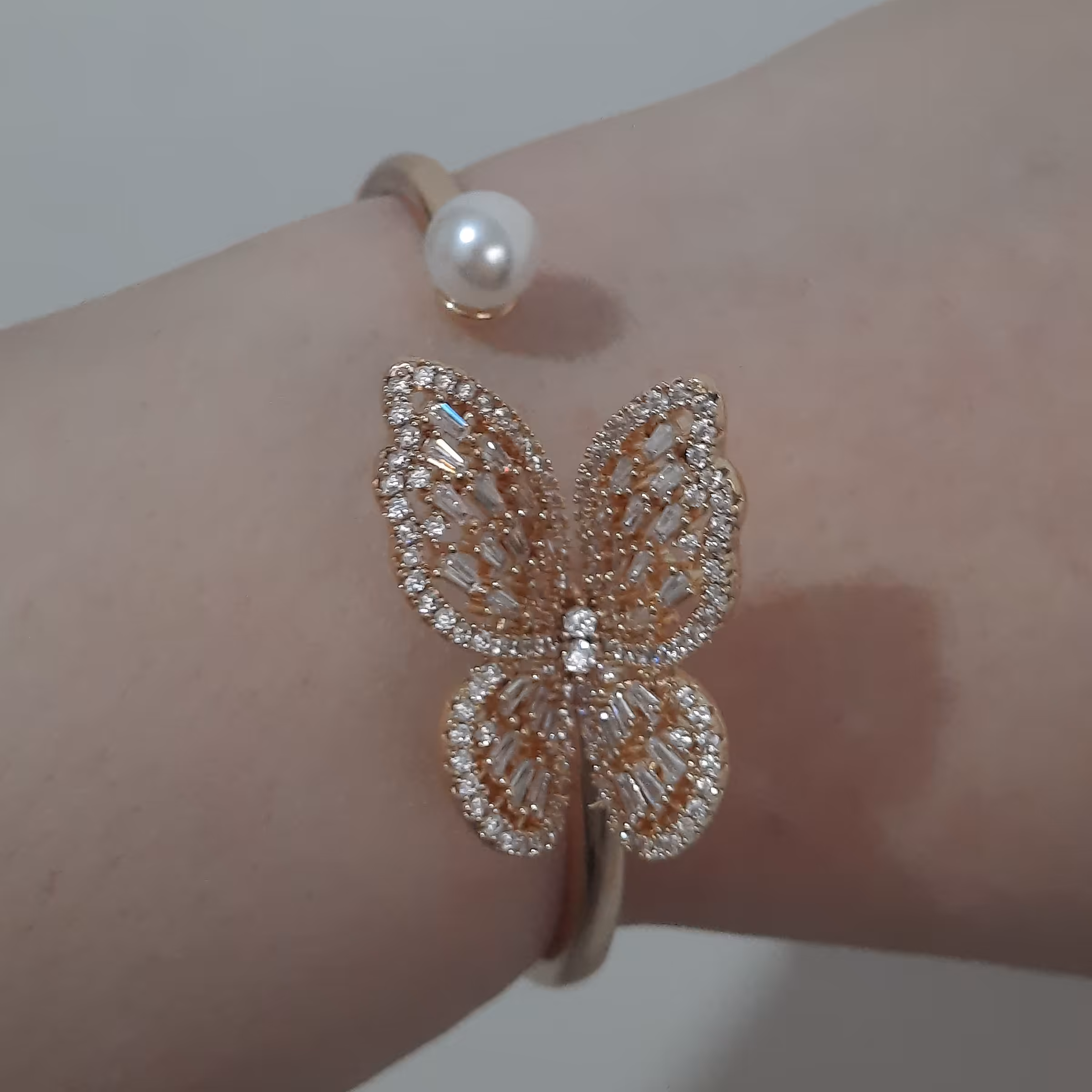 دستبند  پروانه  رنگ طلایی جواهری نگین باگتی  برند ysx رنگ ثابت و ضدحساسیت 