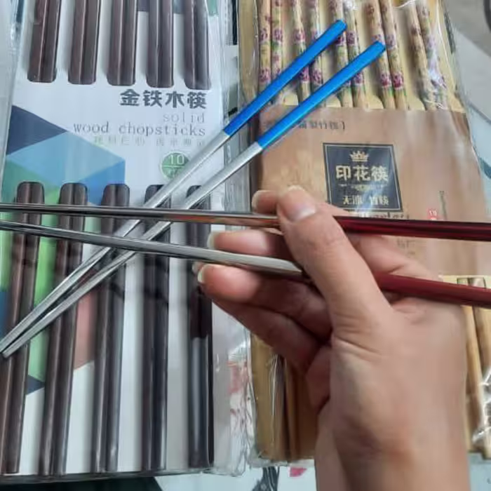 چابستیک چوبی قهوه ای روشن برای غذاهای ژاپنی و کره ای