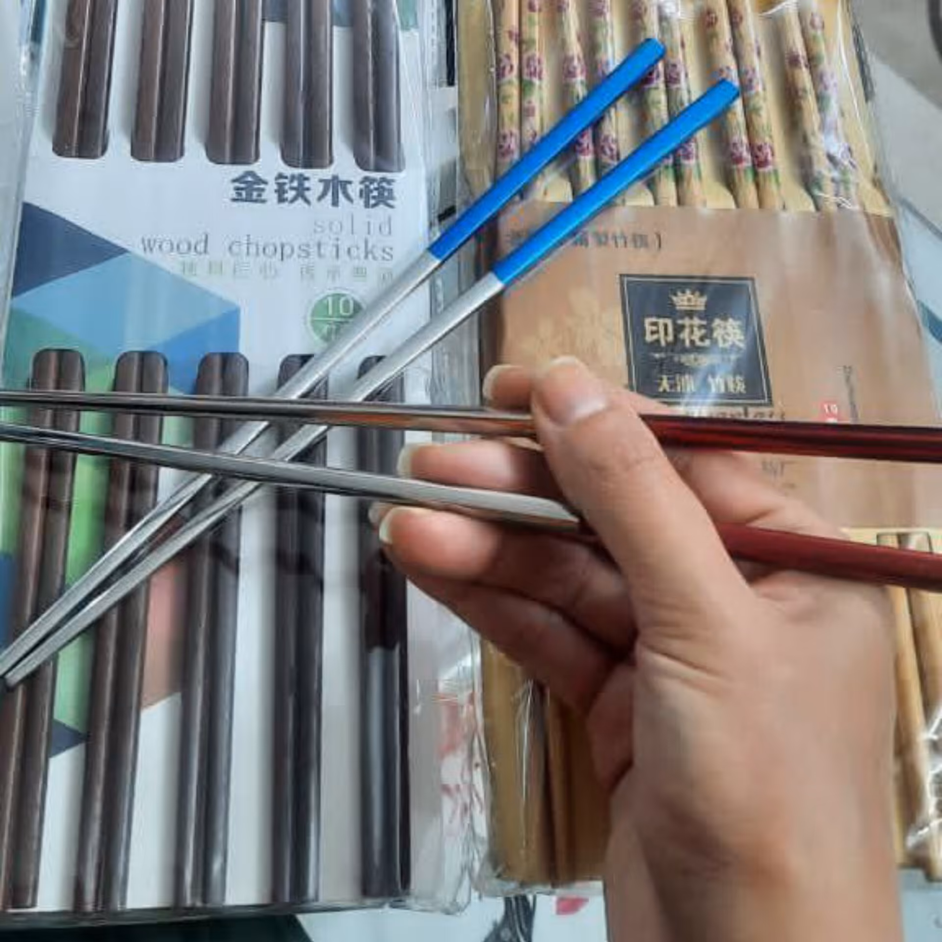 چابستیک چوبی قهوه ای روشن برای غذاهای ژاپنی و کره ای