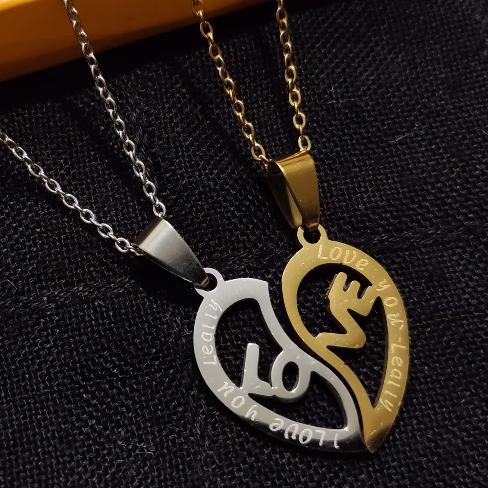 گردنبند ست طرح لاوLove خانم و آقا جفتی همراه بازنجیر استیل رنگ ثابت