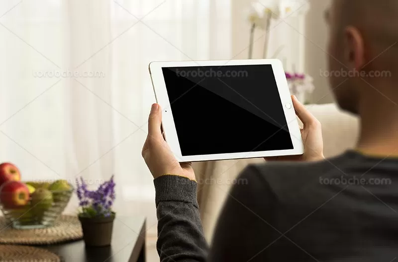 موکاپ تبلت در دست لایه باز | گرافیک با طعم تربچه