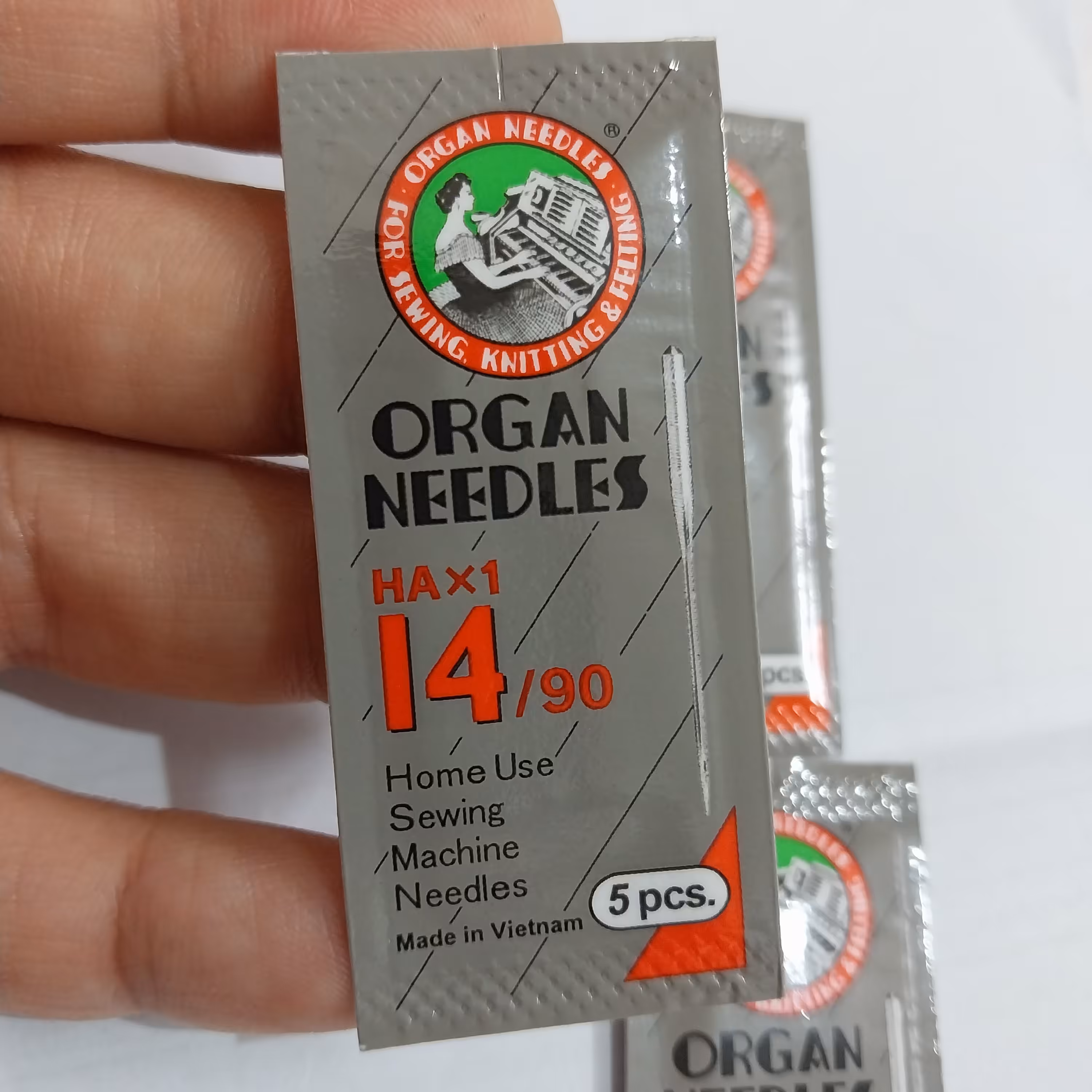 سوزن چرخ خیاطی خانگی 14 اصلی ساخت ویتنام سوزن چرخ ژانومه هر بسته 5 عدد سوزن خرازی نفیس