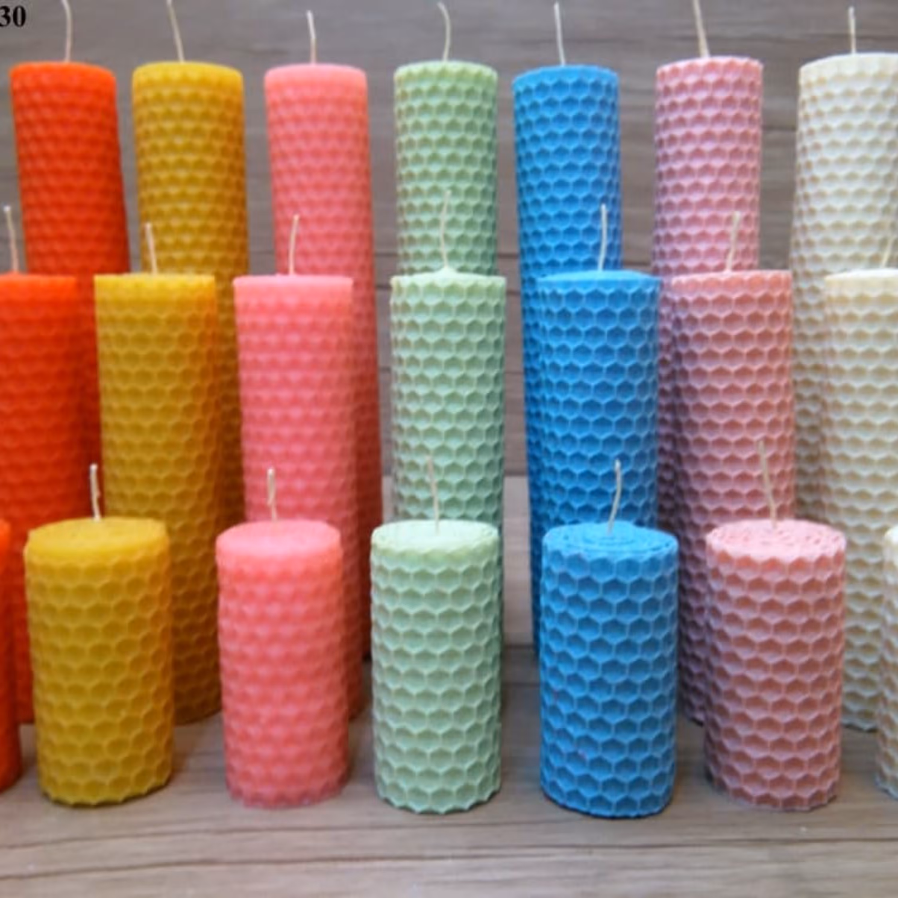 شمع بیزوکس 3سایز باهم ساخته شده از موم عسل در رنگبندی متنوع سه سایز در یک بسته