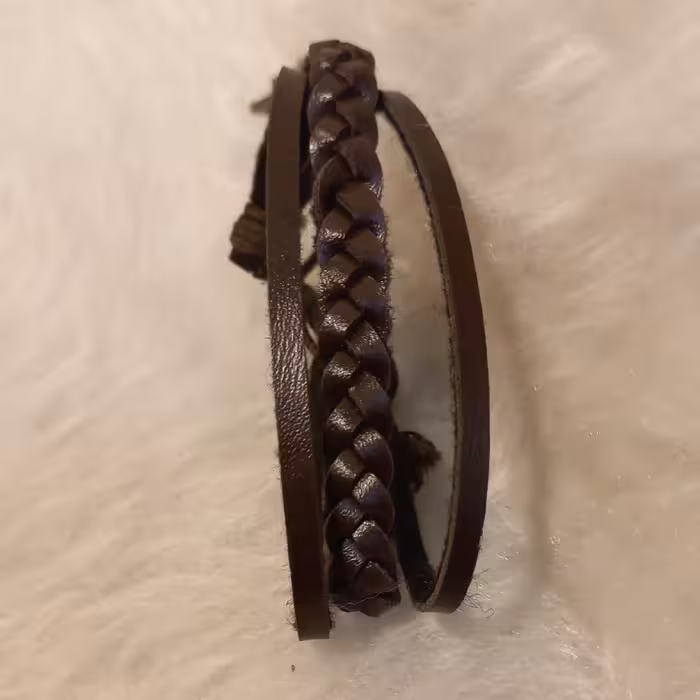 دستبند اسپورت سه ردیفه طرح بافت چرم مصنوعی فوق العاده شیک