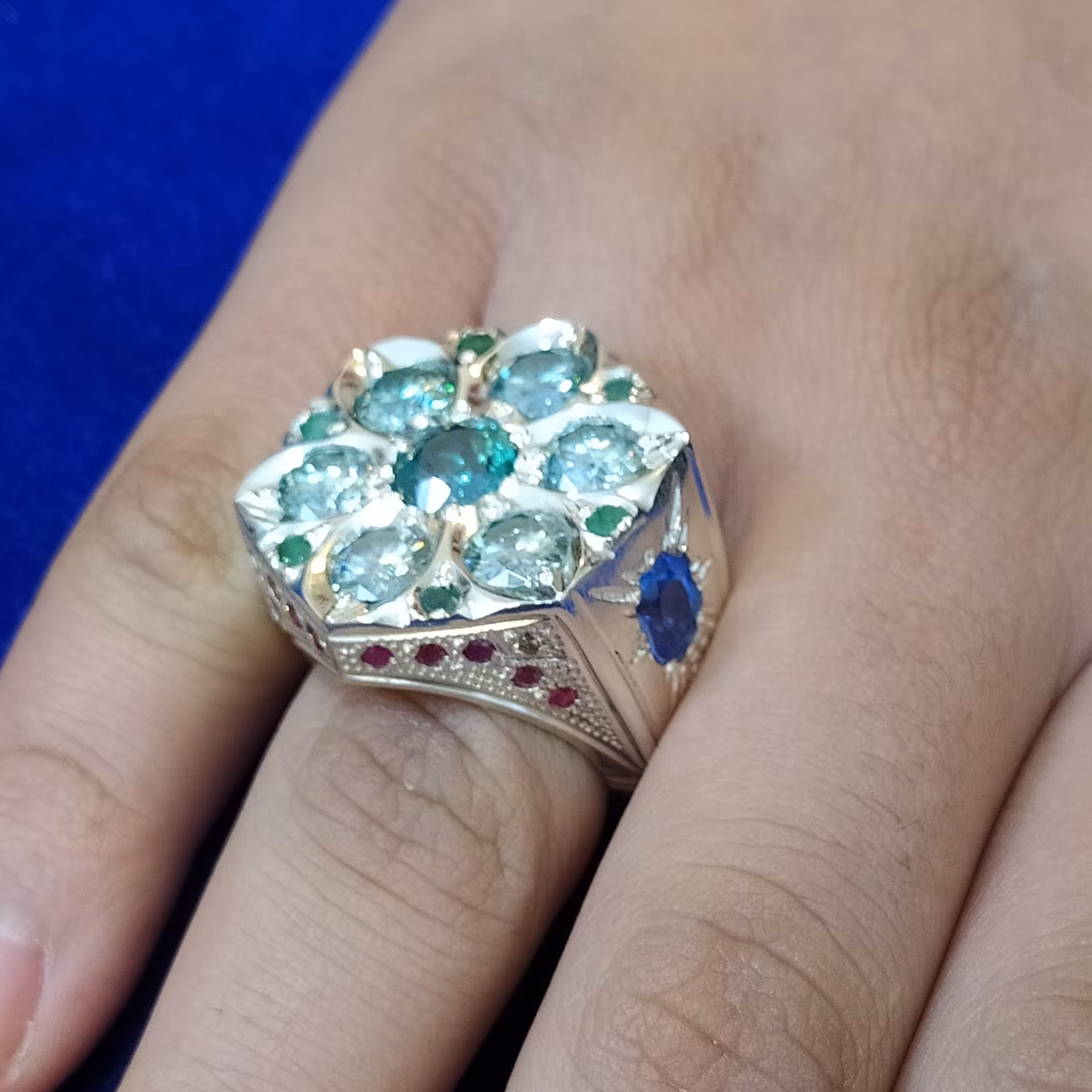 انگشتر نقره دست ساز با نگین های برلیان طبیعی و موزانایت 