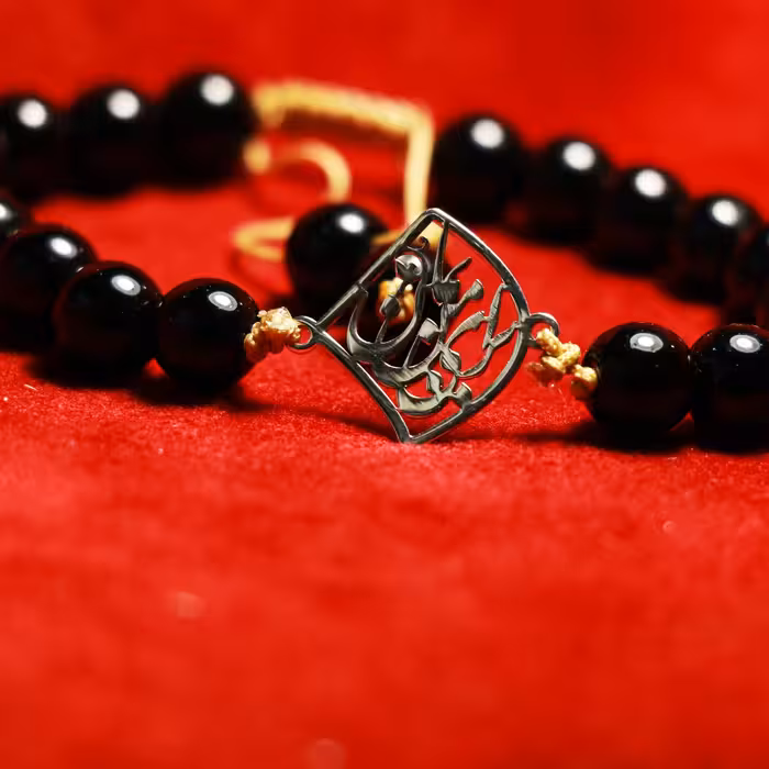 دستبند سنگ اونیکس با پلاک نقره برای من بمان