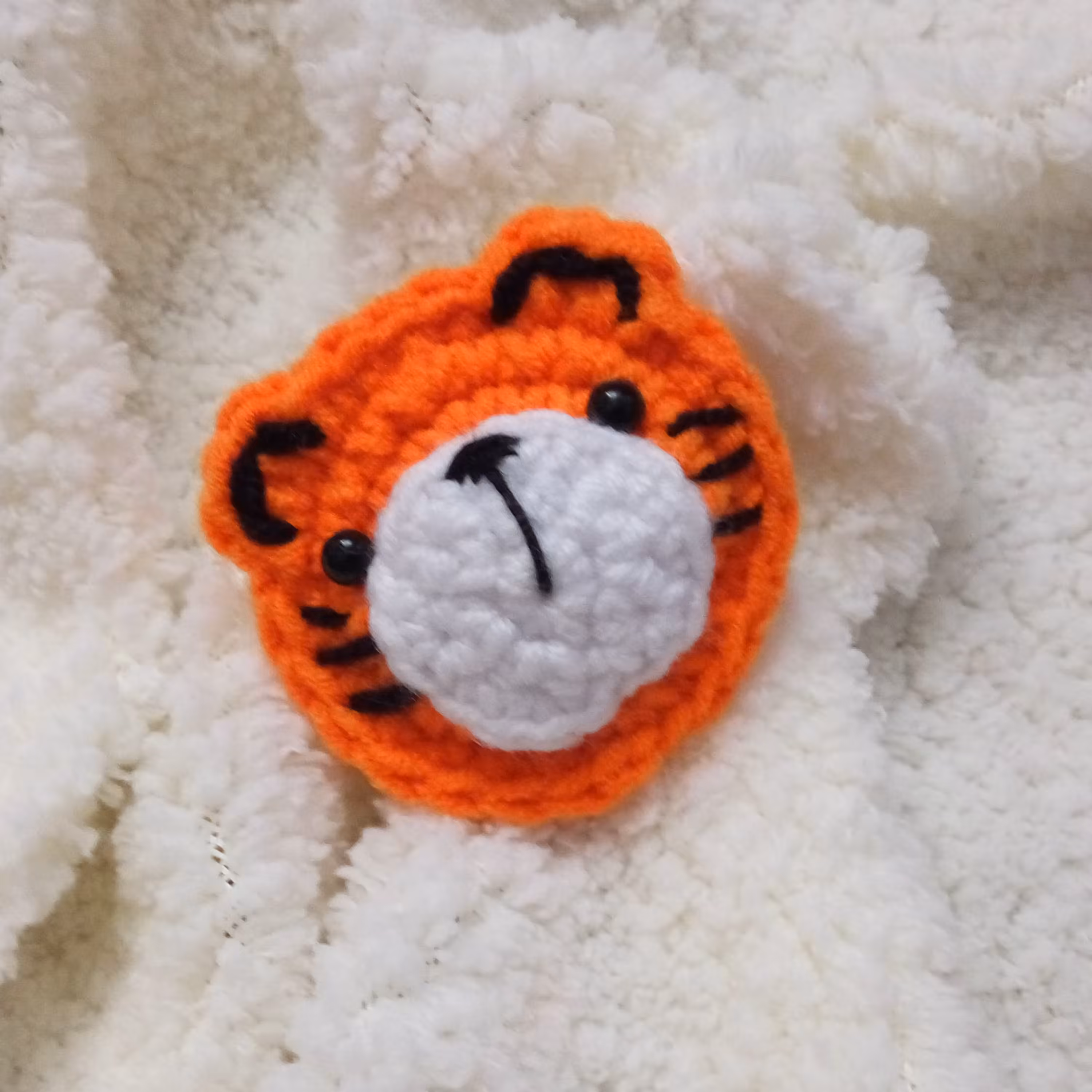 پیکسل (سنجاق سینه) بافتنی فانتزی دستباف طرح ببر کوچولو سفیرباف