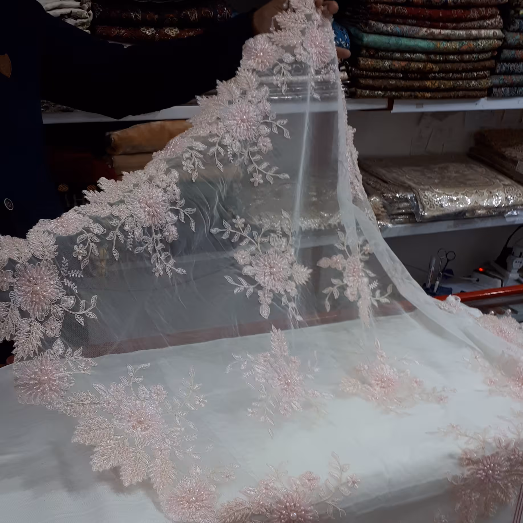 رومیزی حریر کار شده.پرکار